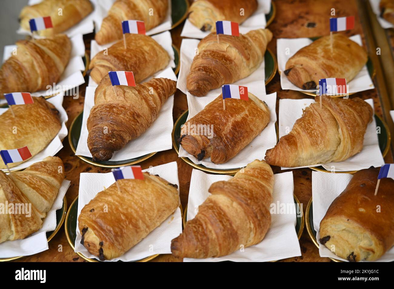 Paris. France. Croissants et pain au chocolat exposés dans une pâtisserie française. Banque D'Images