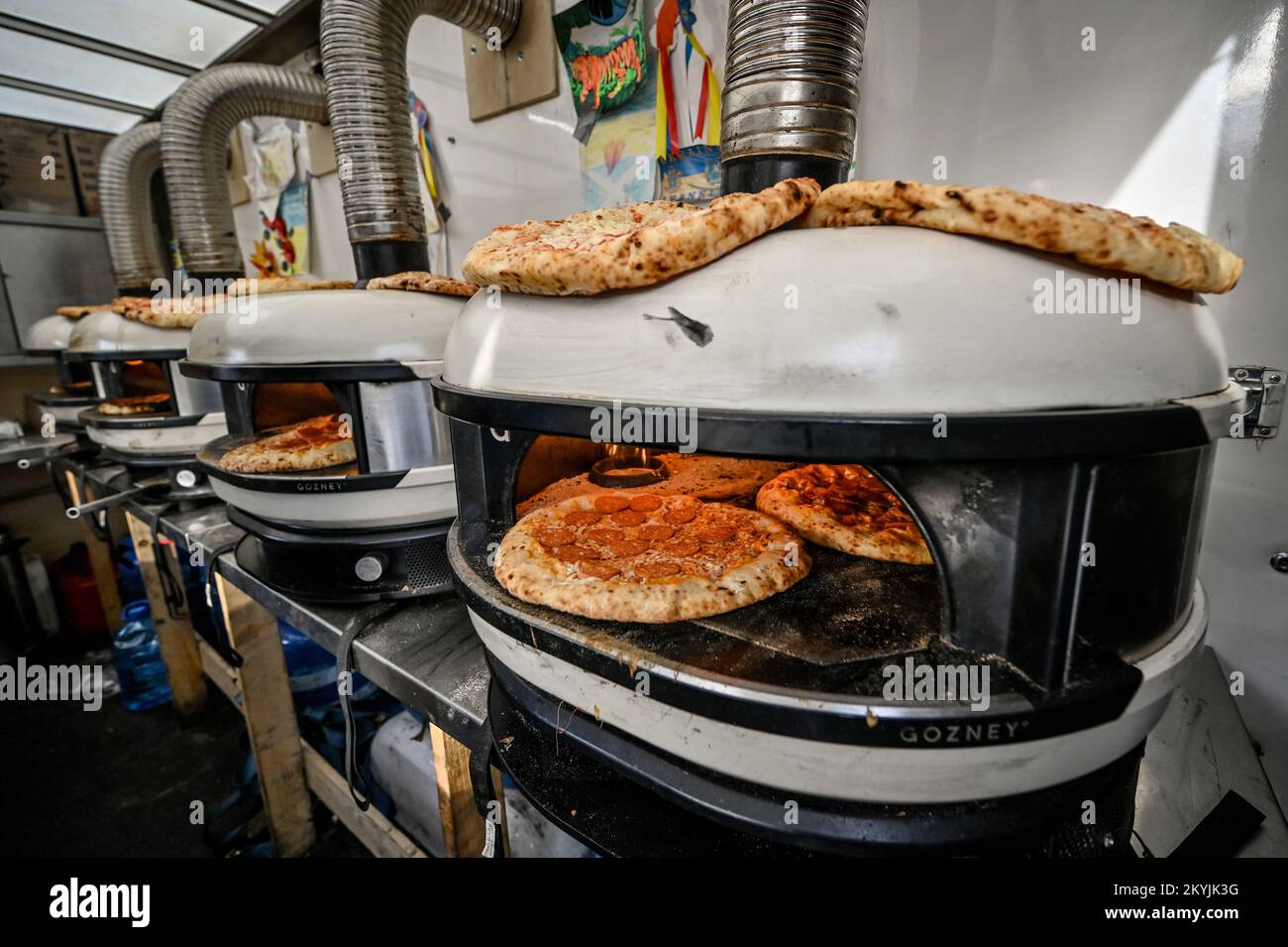 Non exclusif: ZAPORIZHHIA, UKRAINE - 30 NOVEMBRE 2022 - des pizzas gratuites sont cuites au four pour les personnes déplacées par la guerre de la Russie contre l'Ukraine par une équipe Banque D'Images