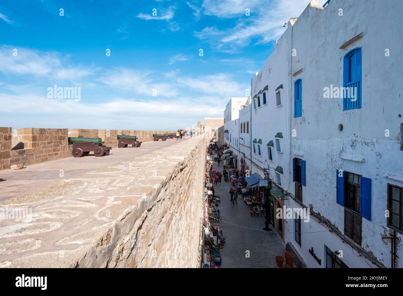Remparts de la ville et marché artisanal - Essaouira, Maroc Banque D'Images