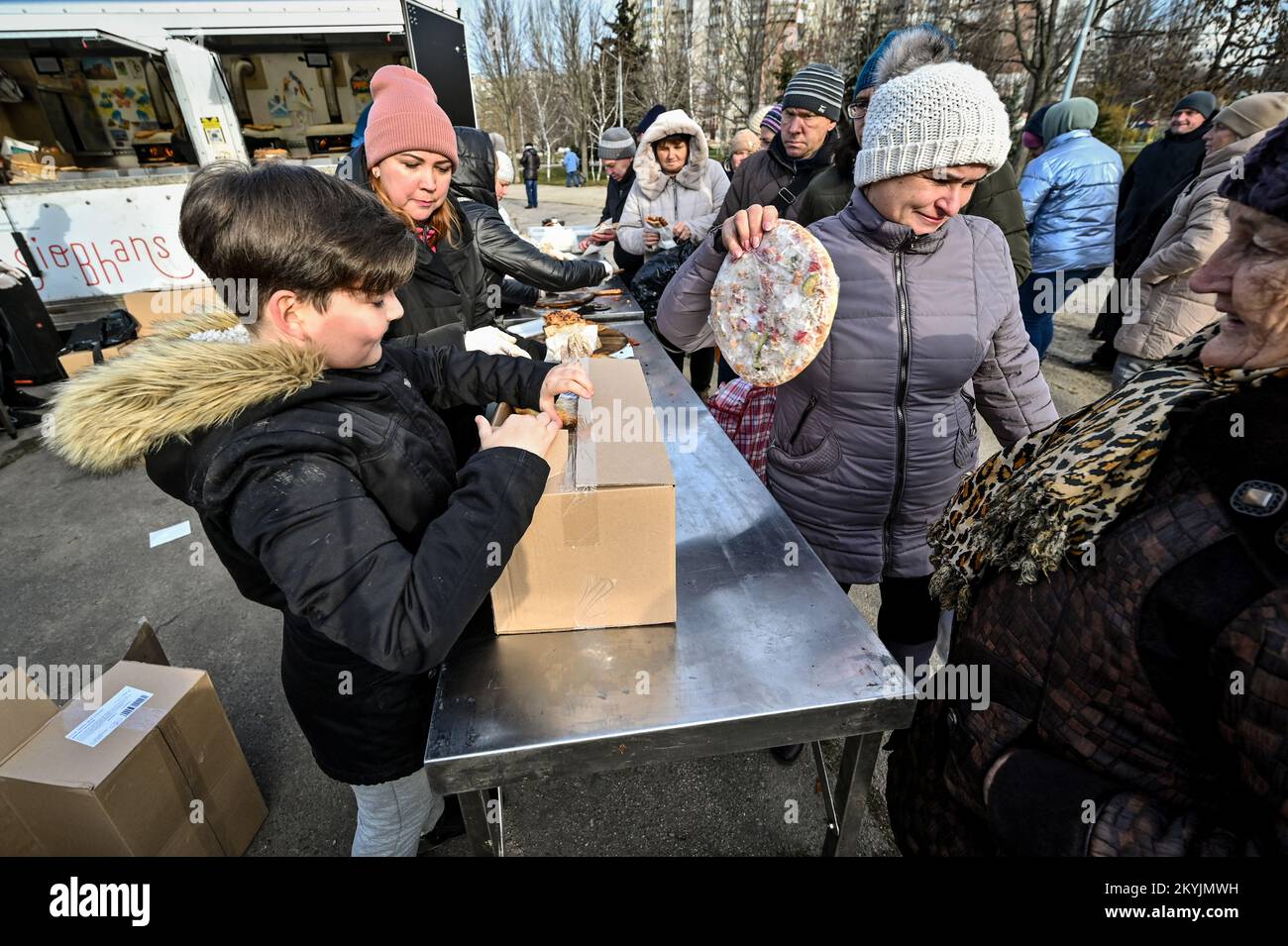 Non exclusif: ZAPORIZHHIA, UKRAINE - 30 NOVEMBRE 2022 - les personnes déplacées par la guerre de la Russie contre l'Ukraine font la queue pour des pizzas gratuites cuites par vo étranger Banque D'Images