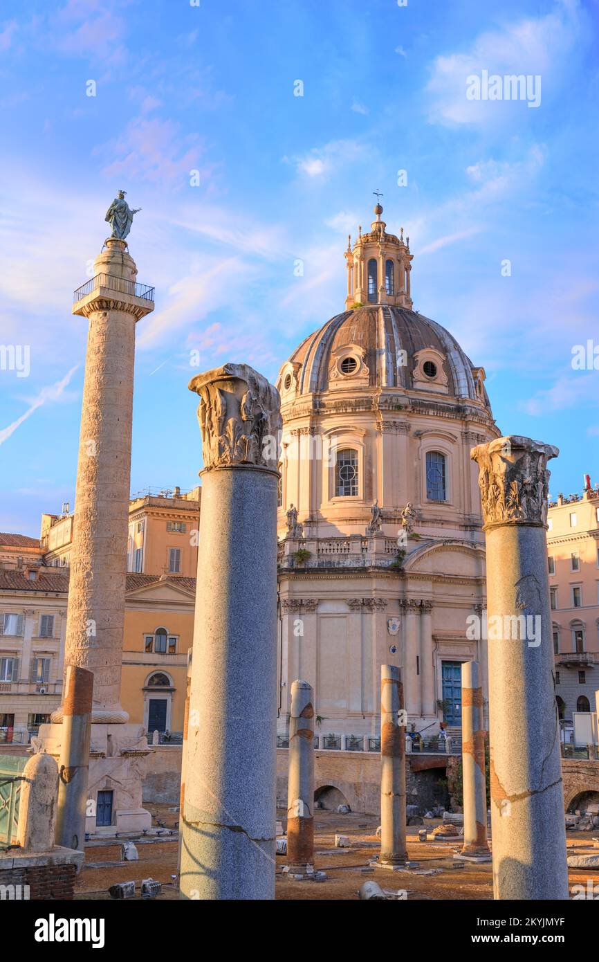 Vue urbaine de Rome : le Forum de Trajan et l'Église du très Saint nom de Marie, Italie. Banque D'Images