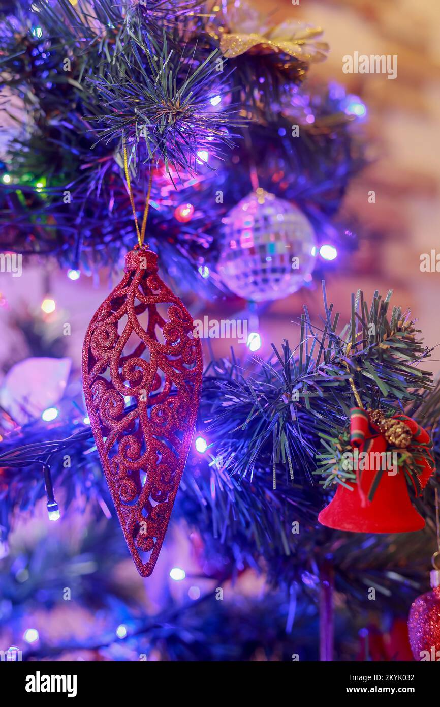 Boule de Noël rouge oblongue sur l'arbre de Noël Banque D'Images