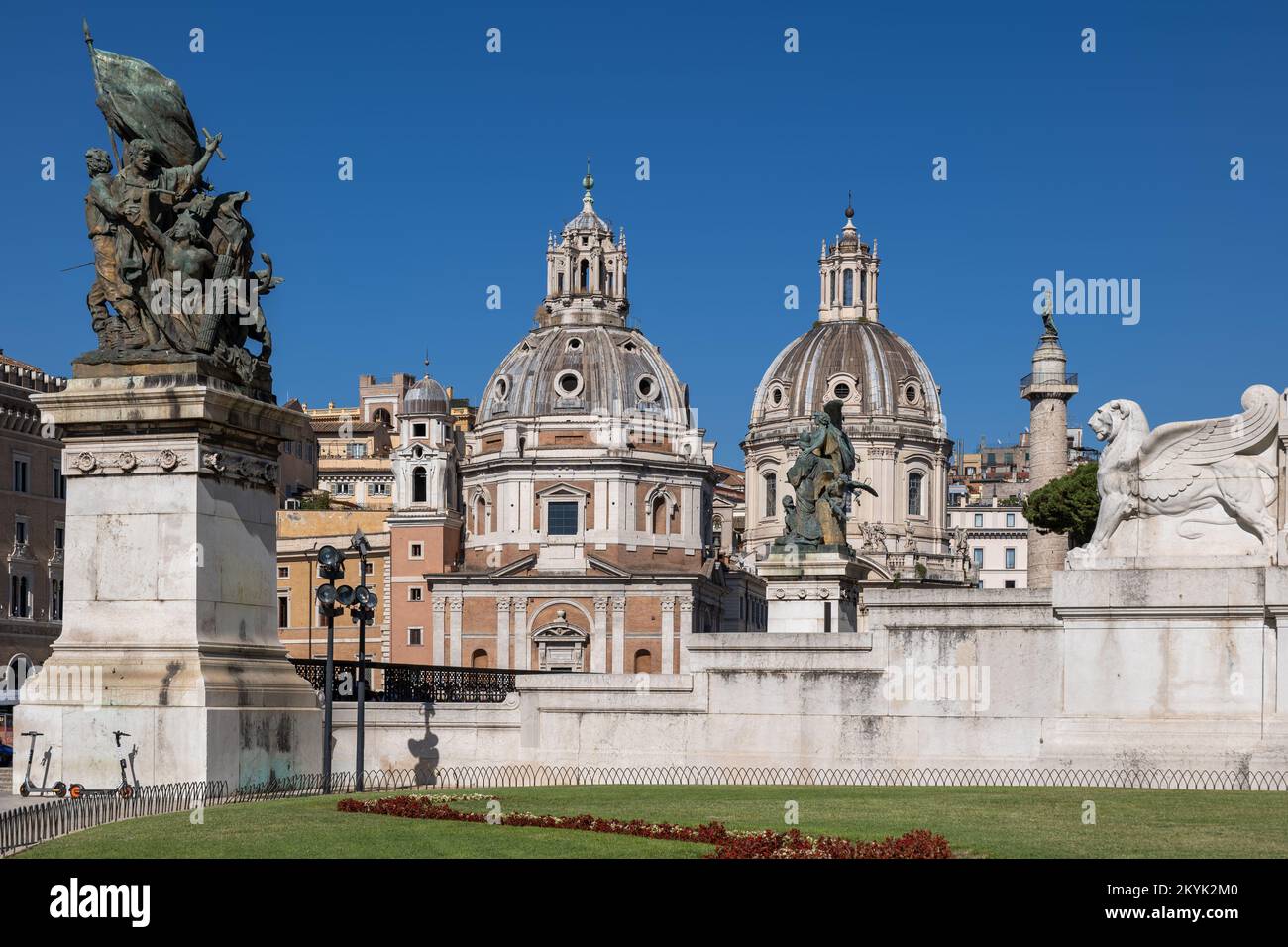 Rome, Italie, Eglise de Sainte Marie de Loreto et Eglise du très Saint Nom de Marie au Forum de Trajan, encadrée par la sculpture d'action et le lion à Victo Banque D'Images