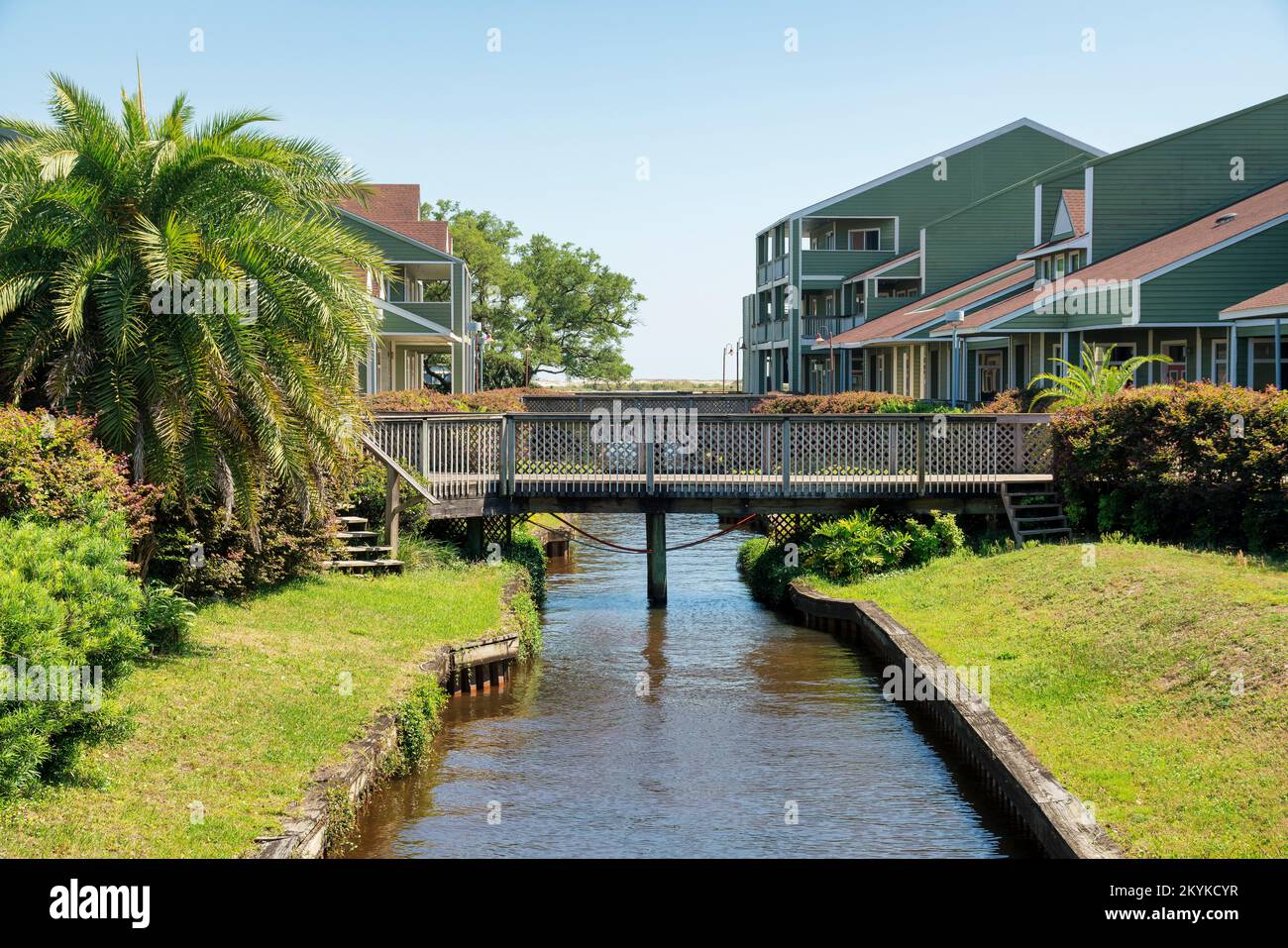 Destin, Floride - petite place d'affaires près de la plage avec des ponts au-dessus de la crique au milieu. Il y a des prairies et des buissons sur le côté des cris Banque D'Images