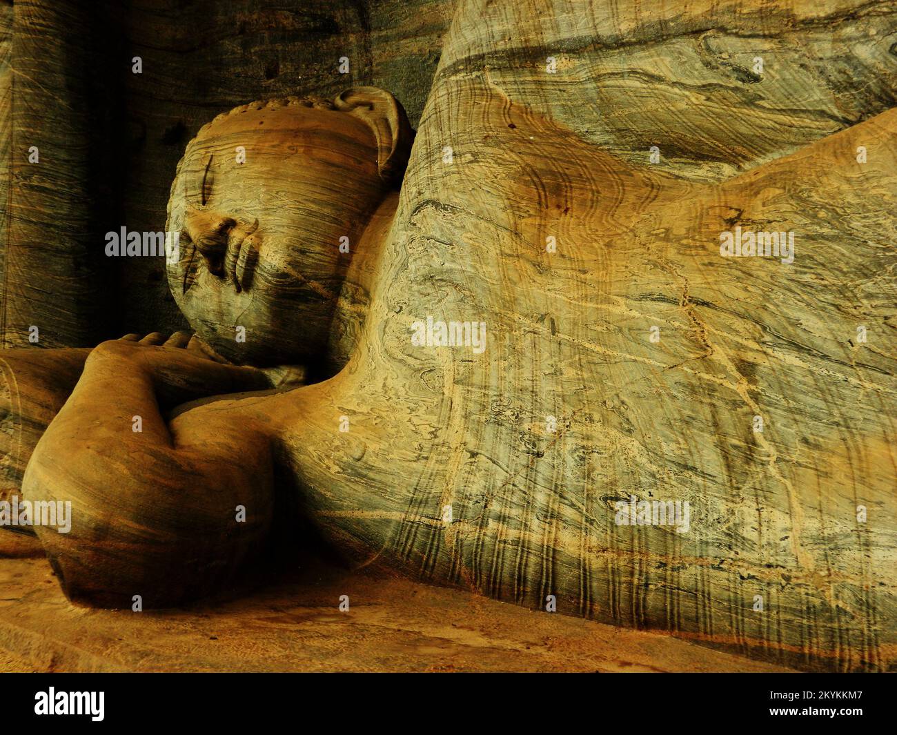Galviharaya, Utharamaya, Polonnaruwa est célèbre pour ses trois statues de Bouddha, sculptées dans un rocher de gneiss de granit. Trois portraits de Bouddha, assis, incliné et debout sont vivants comme. Les sculptures smartness peuvent être vues à travers la douce, translucide sivura. Les flottes de la sivura comme les vagues de la mer. Polonnaruwa, Sri Lanka. Banque D'Images
