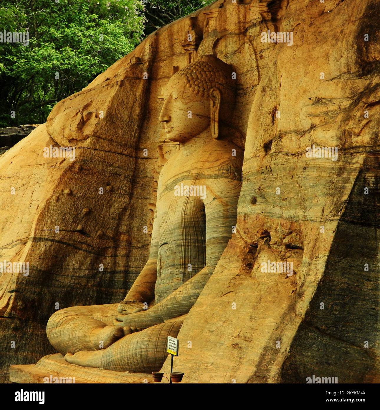 Galviharaya, Utharamaya, Polonnaruwa est célèbre pour ses trois statues de Bouddha, sculptées dans un rocher de gneiss de granit. Trois portraits de Bouddha, assis, incliné et debout sont vivants comme. Les sculptures smartness peuvent être vues à travers la douce, translucide sivura. Les flottes de la sivura comme les vagues de la mer. Polonnaruwa, Sri Lanka. Banque D'Images