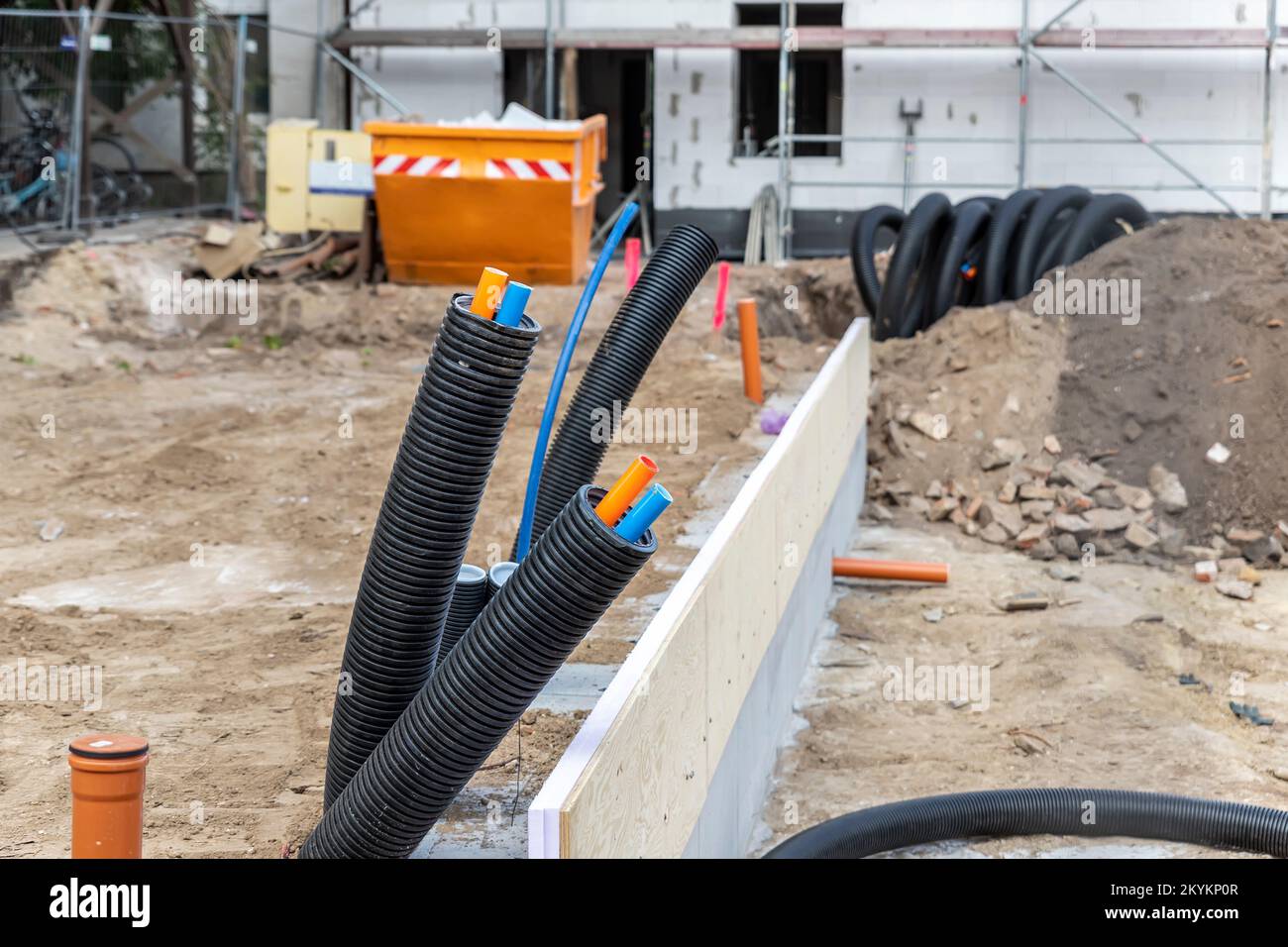 Tuyaux d'isolation en plastique ondulé souple en PVC noir tubes de câbles électriques fils au niveau de l'installation sans terre. Nouvelle construction moderne Banque D'Images