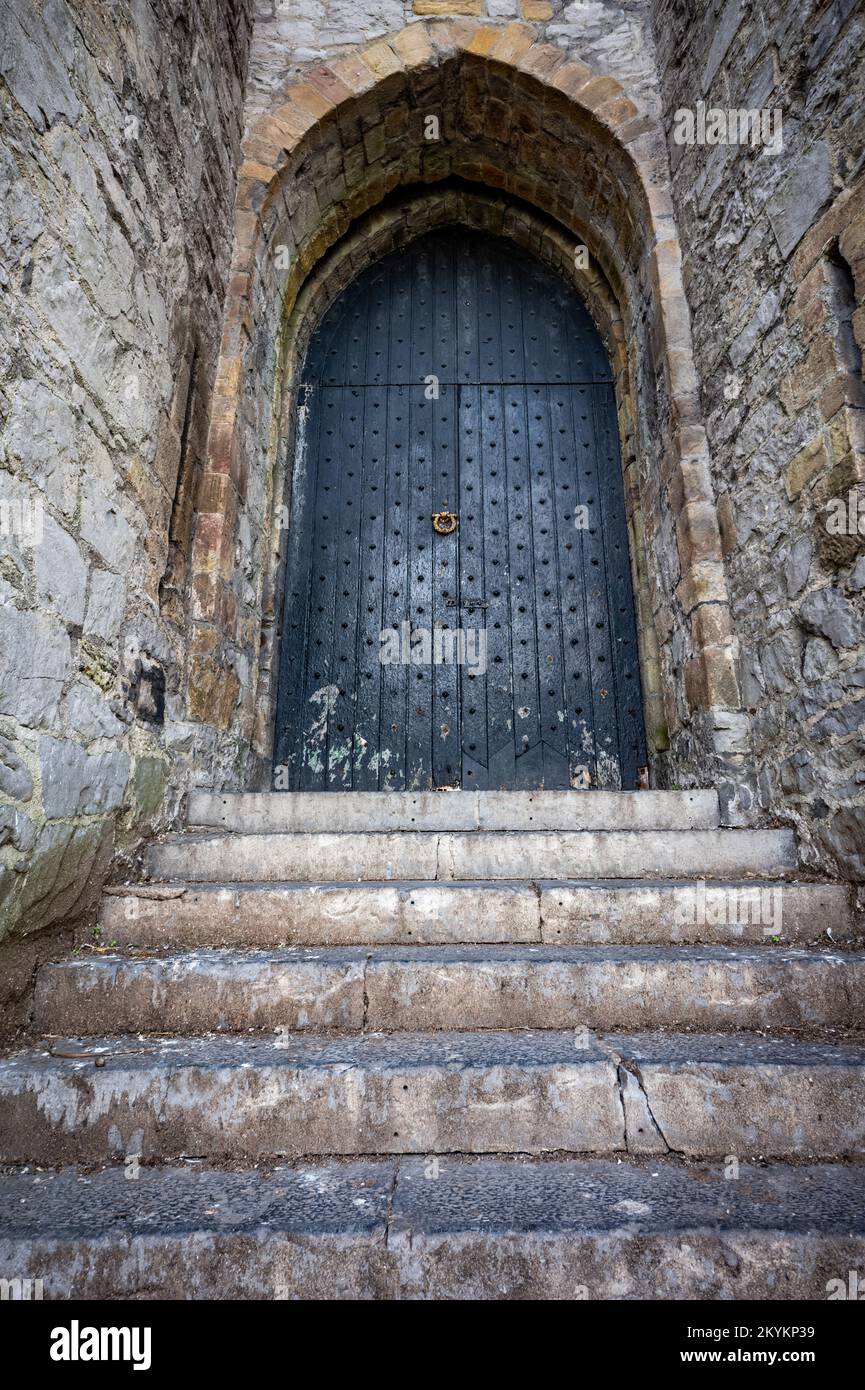 Vue vers la porte pleine fermée du château médiéval fortifié. Banque D'Images