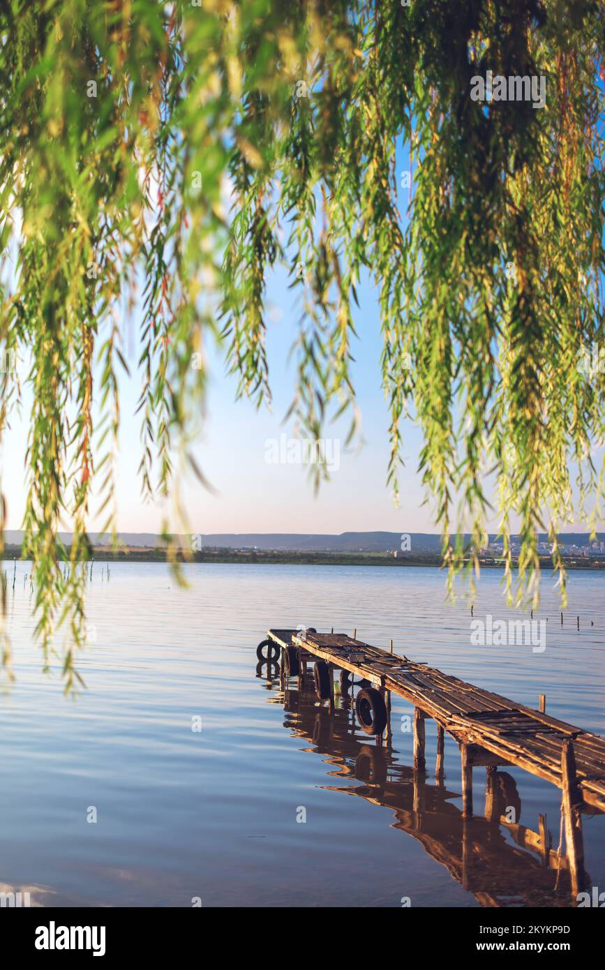 Coucher de soleil sur le lac de mer et ancienne jetée en bois, destination de voyage romantique, paysage de la nature Banque D'Images