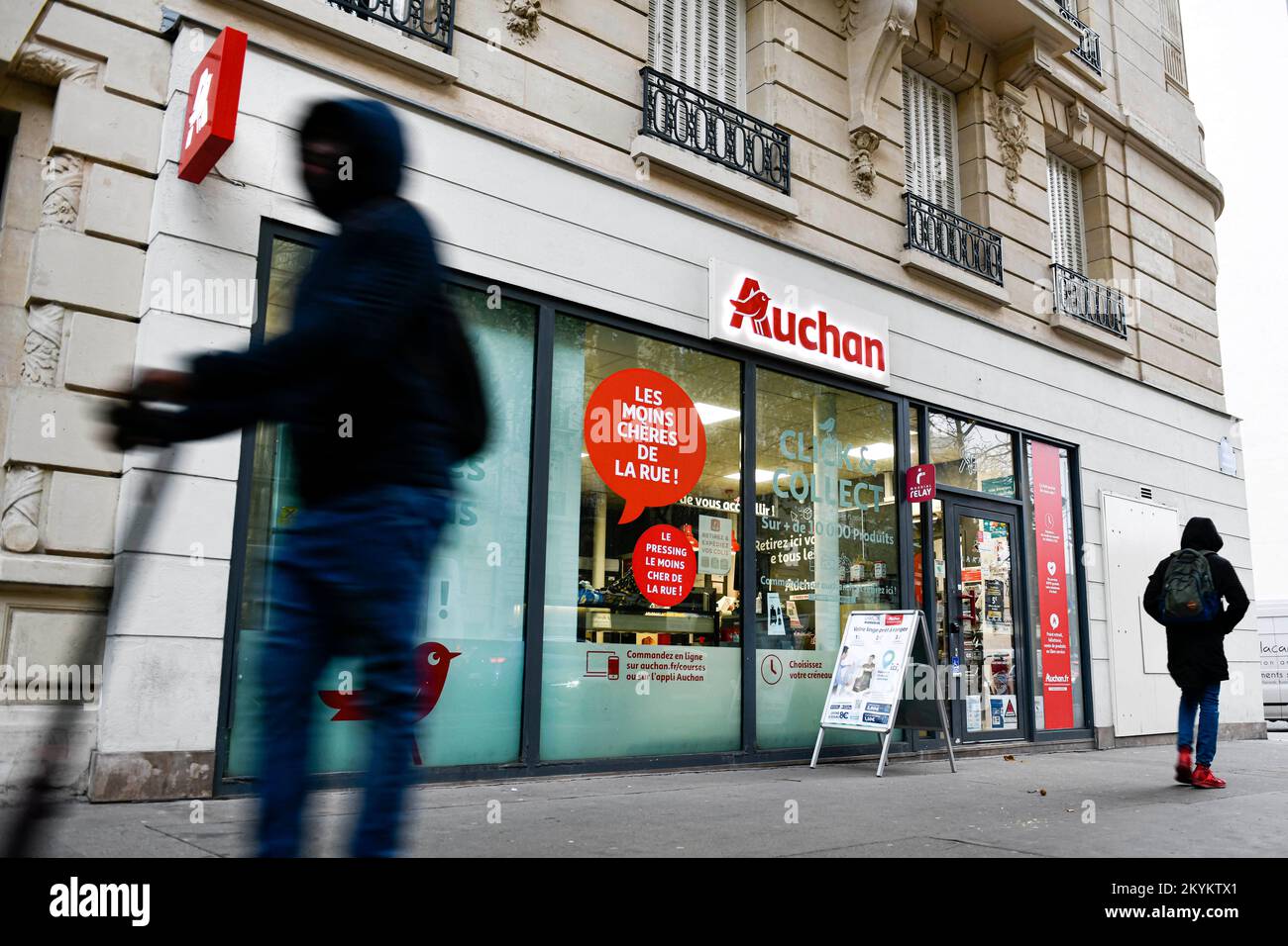 L illustration montre le signe d un magasin Auchan avec le logo de