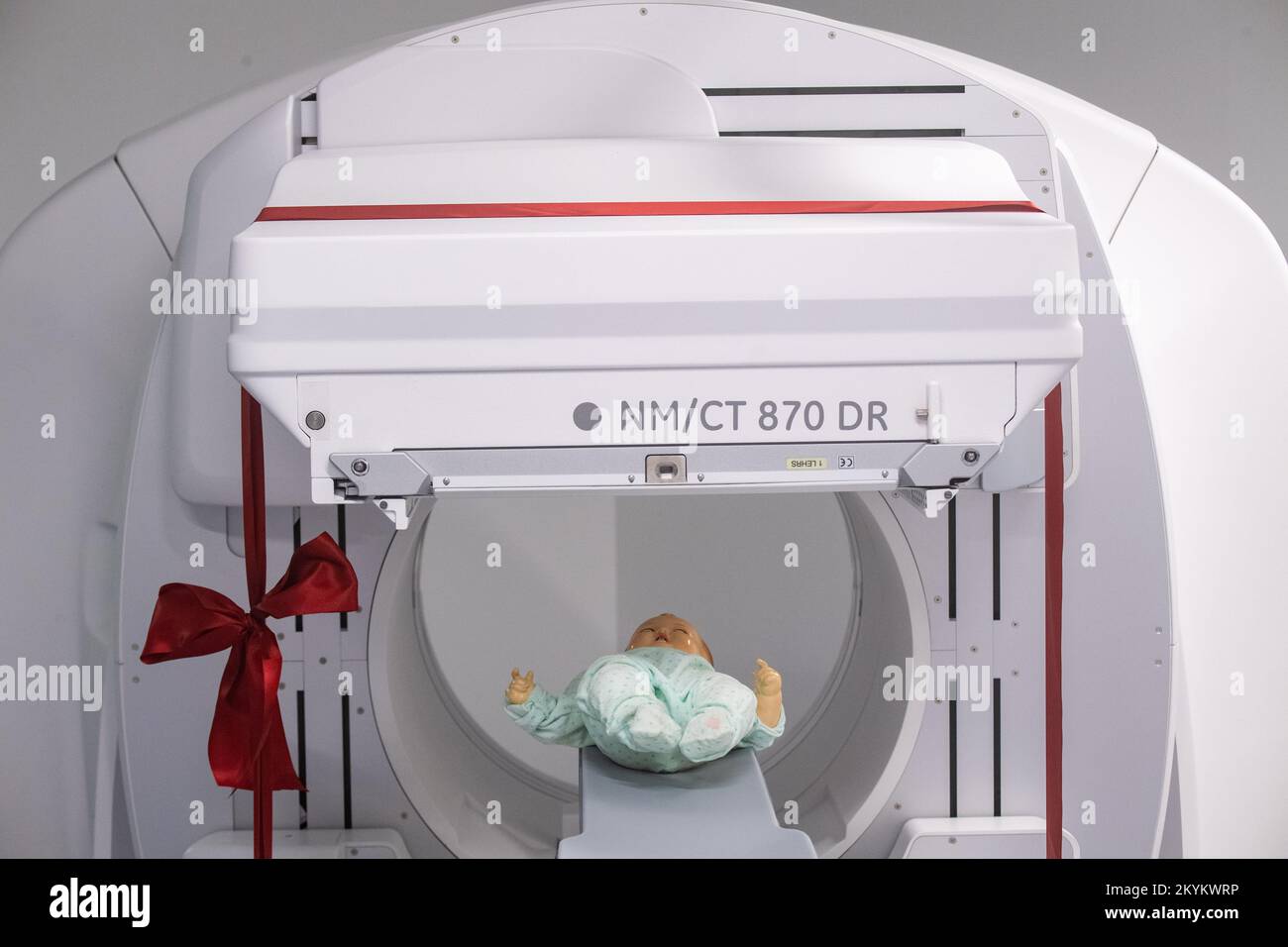 01 décembre 2022, Mecklembourg-Poméranie occidentale, Greifswald: Un dispositif NM/CT 870 DR de General Electric Medical Systems, Israël est sur le point d'être remis dans les salles de la clinique pédiatrique du centre médical de l'université de Greifswald. Ce système SPECT/CT permet des examens médicaux nucléaires encore plus précis. Ceci est nécessaire pour les options de traitement spéciales telles que la thérapie par radio-isotope. La tomodensitométrie (CT) utilise un grand nombre d'images radiologiques pour calculer les images numériques. Une acquisition SPECT, en revanche, utilise une caméra gamma pour rendre visible le faible rayonnement des médicaments radioactifs. Dans cette Banque D'Images