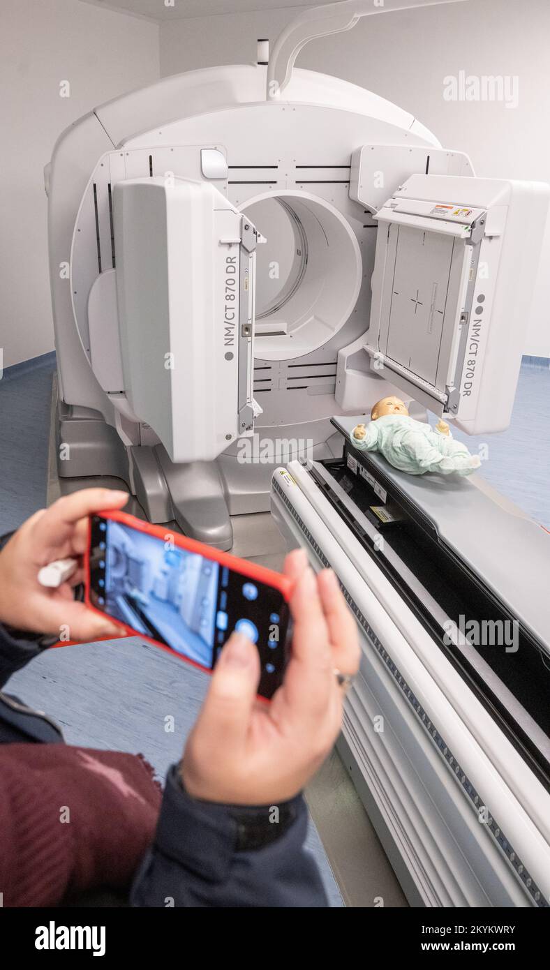 01 décembre 2022, Mecklembourg-Poméranie occidentale, Greifswald: Une unité NM/CT 870 DR de General Electric Medical Systems, Israël est sur le point d'être remise dans les salles de la clinique pédiatrique du centre médical de l'université Greifswald. Ce système SPECT/CT permet des examens médicaux nucléaires encore plus précis. Ceci est nécessaire pour les options de traitement spéciales telles que la thérapie par radio-isotope. La tomodensitométrie (CT) utilise un grand nombre d'images radiologiques pour calculer les images numériques. Une acquisition SPECT, en revanche, utilise une caméra gamma pour rendre visible le faible rayonnement des médicaments radioactifs. Dans cette wa Banque D'Images