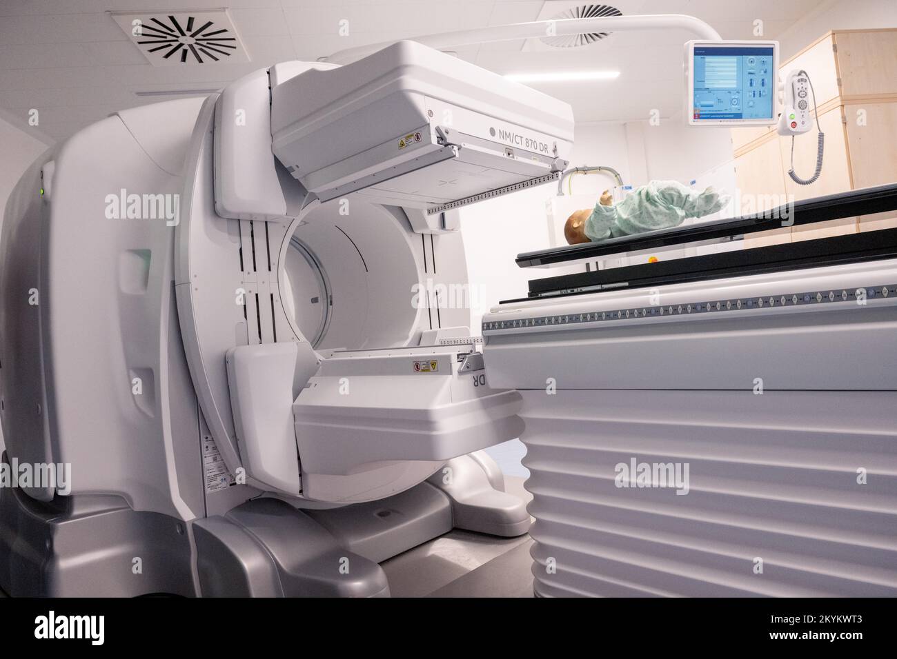 01 décembre 2022, Mecklembourg-Poméranie occidentale, Greifswald: Une unité NM/CT 870 DR de General Electric Medical Systems, Israël est sur le point d'être remise dans les salles de la clinique pédiatrique du centre médical de l'université Greifswald. Ce système SPECT/CT permet des examens médicaux nucléaires encore plus précis. Ceci est nécessaire pour les options de traitement spéciales telles que la thérapie par radio-isotope. La tomodensitométrie (CT) utilise un grand nombre d'images radiologiques pour calculer les images numériques. Une acquisition SPECT, en revanche, utilise une caméra gamma pour rendre visible le faible rayonnement des médicaments radioactifs. Dans cette wa Banque D'Images