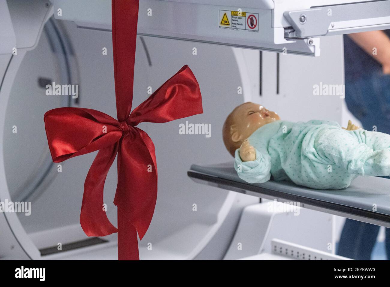 01 décembre 2022, Mecklembourg-Poméranie occidentale, Greifswald: Une unité NM/CT 870 DR de General Electric Medical Systems, Israël est sur le point d'être remise dans les salles de la clinique pédiatrique du centre médical de l'université Greifswald. Ce système SPECT/CT permet des examens médicaux nucléaires encore plus précis. Ceci est nécessaire pour les options de traitement spéciales telles que la thérapie par radio-isotope. La tomodensitométrie (CT) utilise un grand nombre d'images radiologiques pour calculer les images numériques. Une acquisition SPECT, en revanche, utilise une caméra gamma pour rendre visible le faible rayonnement des médicaments radioactifs. Dans cette wa Banque D'Images