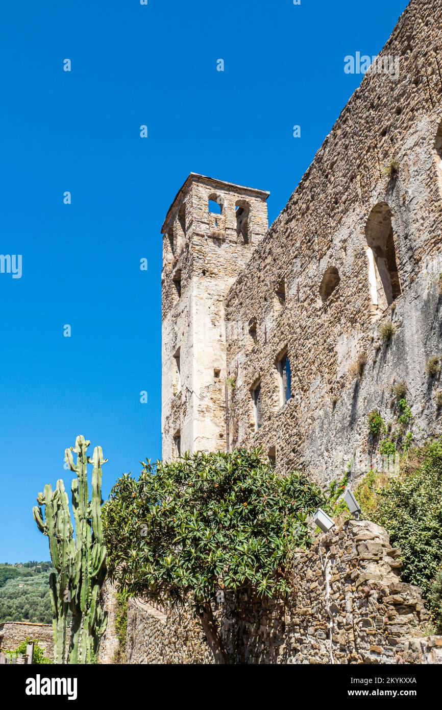 Dolceacqua, Italie - 06-07-2021: L'ancien château de Dolceacqua Banque D'Images