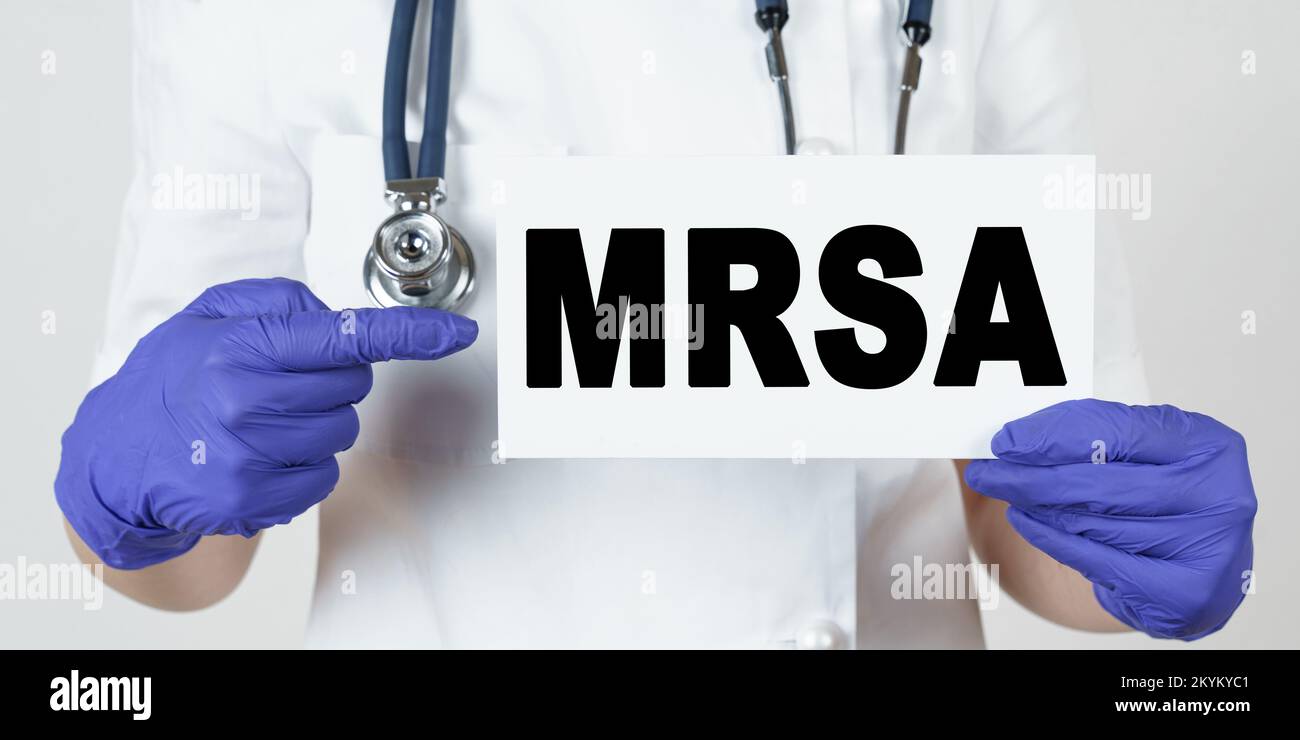 Médecine et concept de santé. Le médecin pointe son doigt sur un signe qui dit - SARM. STAPHYLOCOCCUS AUREUS RÉSISTANT À LA MÉTHICILLINE. Banque D'Images