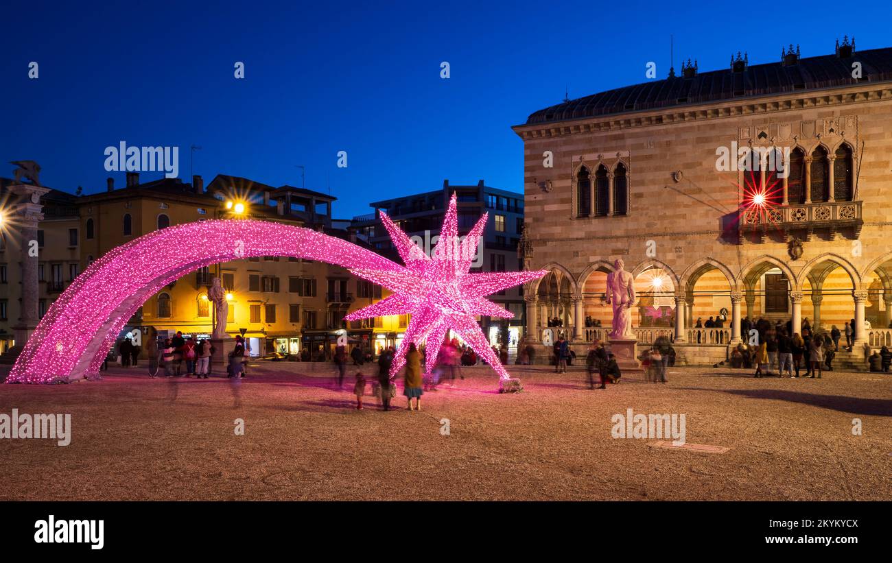 Décorations de Noël italiennes. Grande étoile de Bethléem à Piazza della Libertà, Udine ville, Friuli Venezia Giulia, Italie. Banque D'Images