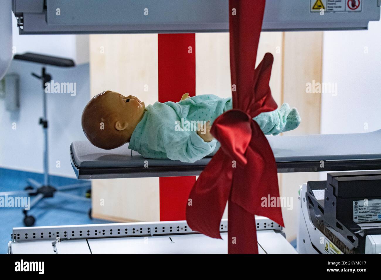 01 décembre 2022, Mecklembourg-Poméranie occidentale, Greifswald: Un dispositif NM/CT 870 DR de General Electric Medical Systems, Israël est sur le point d'être remis dans les salles de la clinique pédiatrique du centre médical de l'université de Greifswald. Ce système SPECT/CT permet des examens médicaux nucléaires encore plus précis. Ceci est nécessaire pour les options de traitement spéciales telles que la thérapie par radio-isotope. La tomodensitométrie (CT) utilise un grand nombre d'images radiologiques pour calculer les images numériques. Une acquisition SPECT, en revanche, utilise une caméra gamma pour rendre visible le faible rayonnement des médicaments radioactifs. Dans cette Banque D'Images