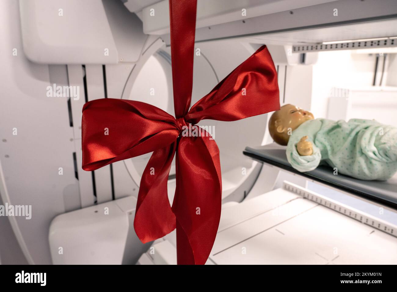 01 décembre 2022, Mecklembourg-Poméranie occidentale, Greifswald: Une unité NM/CT 870 DR de General Electric Medical Systems, Israël est sur le point d'être remise dans les salles de la clinique pédiatrique du centre médical de l'université Greifswald. Ce système SPECT/CT permet des examens médicaux nucléaires encore plus précis. Ceci est nécessaire pour les options de traitement spéciales telles que la thérapie par radio-isotope. La tomodensitométrie (CT) utilise un grand nombre d'images radiologiques pour calculer les images numériques. Une acquisition SPECT, en revanche, utilise une caméra gamma pour rendre visible le faible rayonnement des médicaments radioactifs. Dans cette wa Banque D'Images