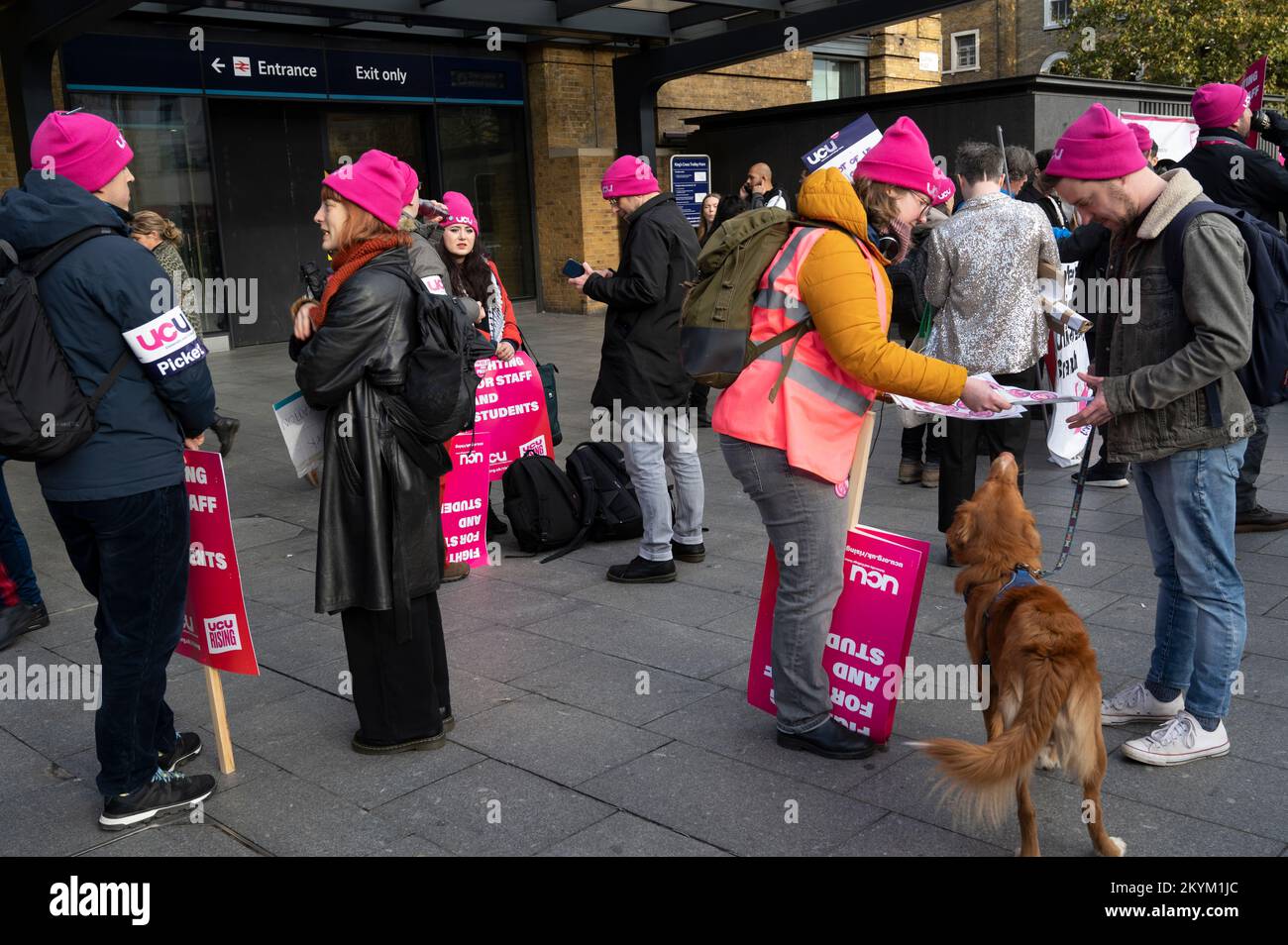 Sur 30 novembre 2022, un grand rassemblement de personnel d'université et d'université a eu lieu devant la gare de Kings Cross exigeant une entente de salaire équitable et Banque D'Images