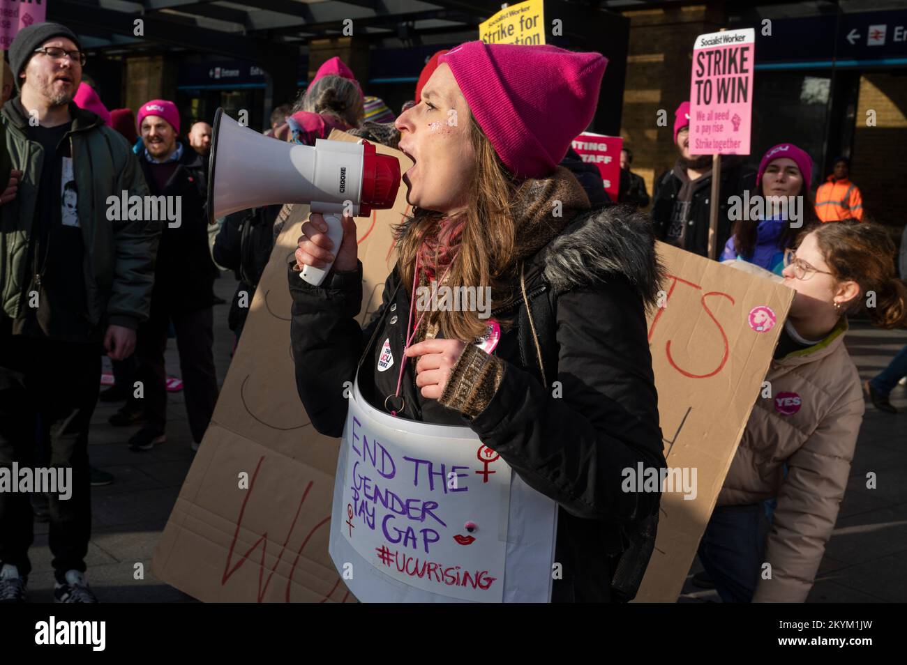 Sur 30 novembre 2022, un grand rassemblement de personnel d'université et d'université a eu lieu devant la gare de Kings Cross exigeant une entente de salaire équitable et Banque D'Images