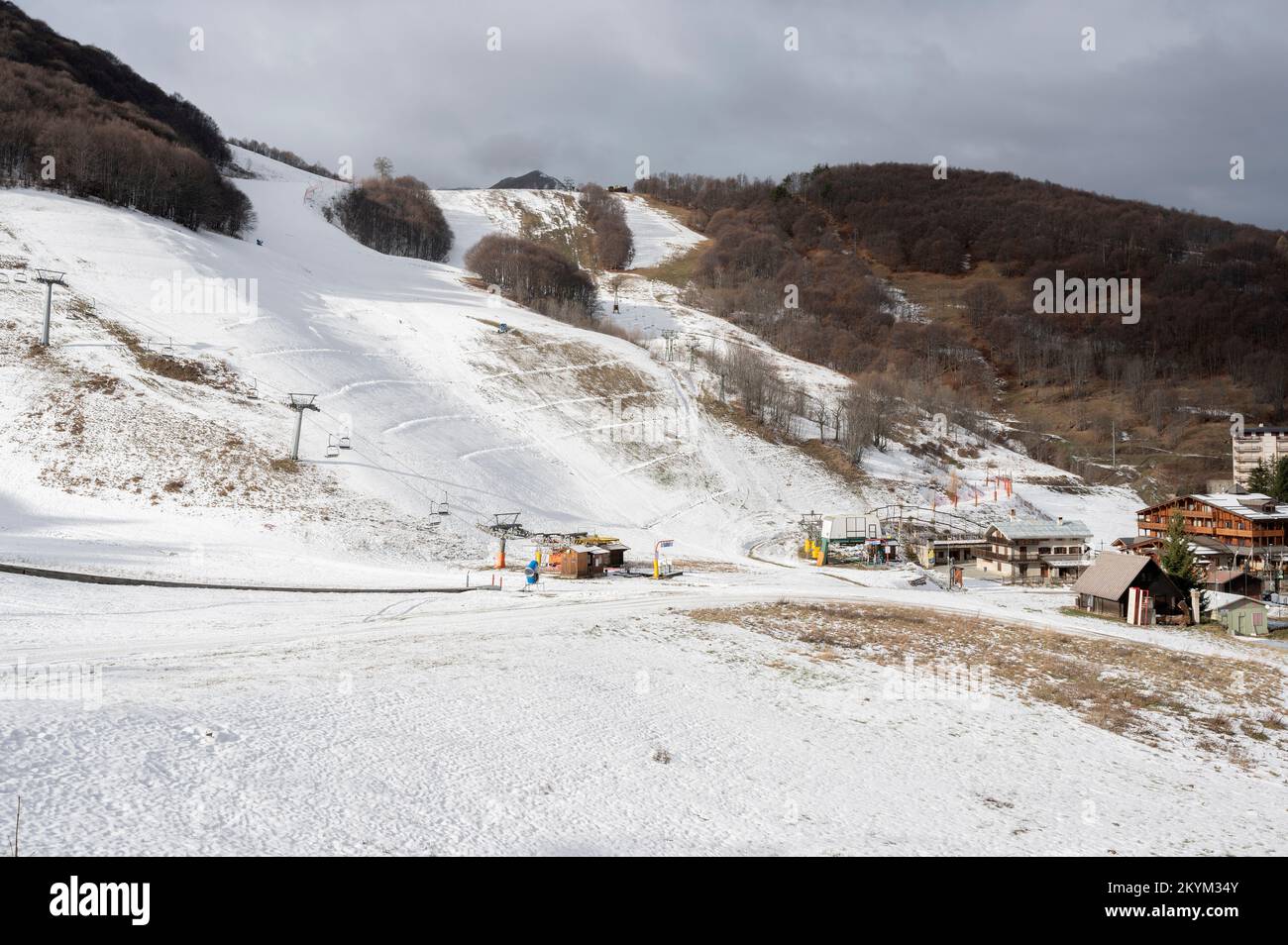 Piémont de citron (Cuneo), Italie. 1st décembre 2022. Le manque de précipitations dans les Alpes Maritimes fait craindre une nouvelle année de neige dans les stations de ski, probablement en raison du changement climatique qui se produit au niveau mondial. L'image montre les remontées mécaniques de quota 1400 dans un paysage pratiquement dépourvu de neige: Comme l'année dernière, les gestionnaires devront recourir à la neige artificielle. Credit: Luca Prestia / Alamy Live News Banque D'Images