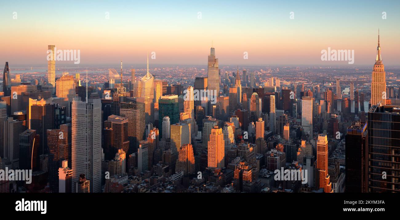 Vue aérienne de New York City sur les gratte-ciels du centre-ville de Manhattan au coucher du soleil. La vue en hauteur inclut des monuments et quelques-uns des plus récents bâtiments superhauts Banque D'Images