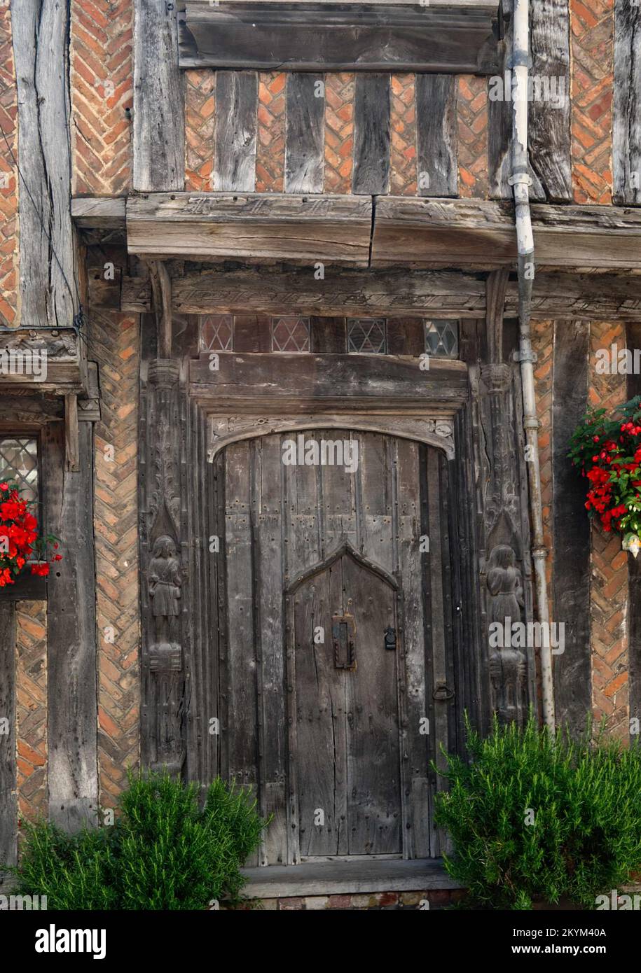 maison médiévale porte principale dans ancienne maison en bois avec poteaux latéraux sculptés. bâtiment historique Banque D'Images