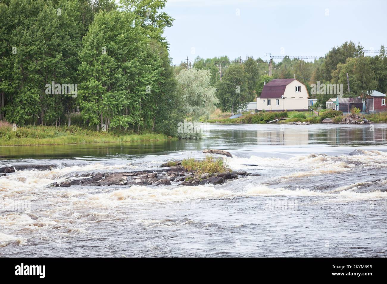 La rivière Nijni Vyg coule parmi les rives rocheuses. Ville de Belomorsk, Carélie, nord de la Russie Banque D'Images