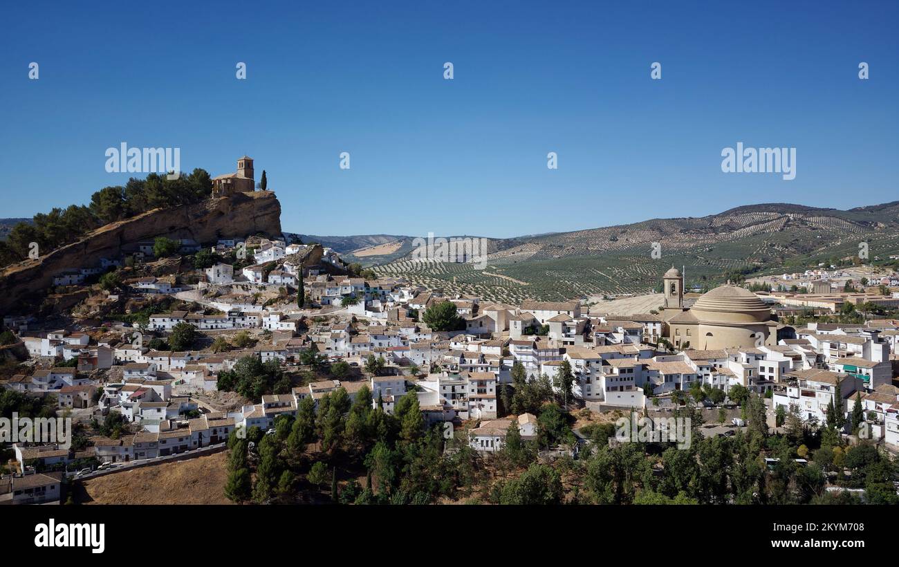 Vue aérienne sur le village blanc de Montefrio considéré comme l'une des meilleures vues du National Geographic dans le monde. Destination touristique. Banque D'Images