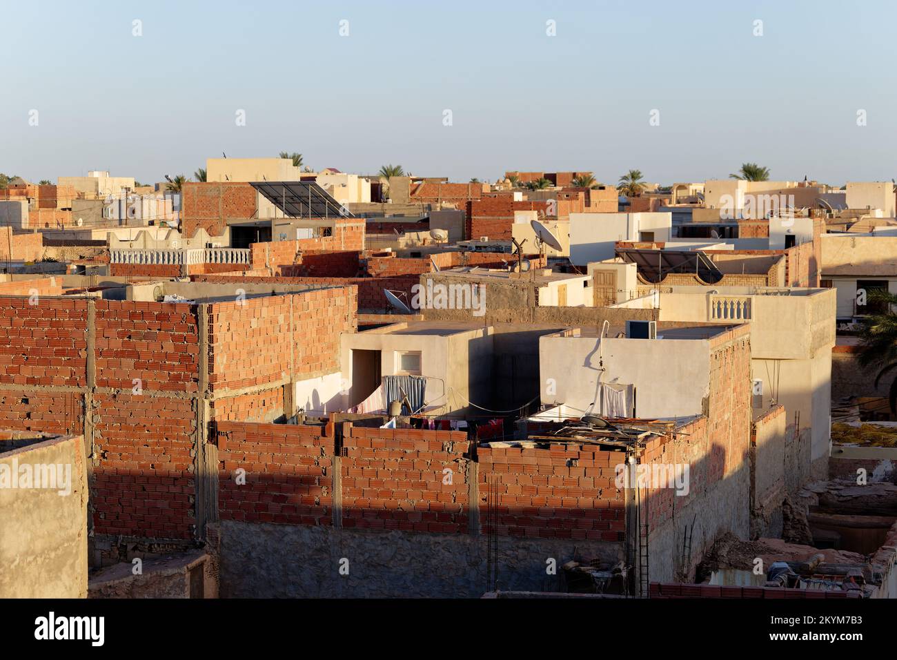 Vue panoramique de la ville de Tozeur en Tunisie au coucher du soleil avec minarets de la mosquée en arrière-plan. Médina de Tozeur, vieille ville. Banque D'Images