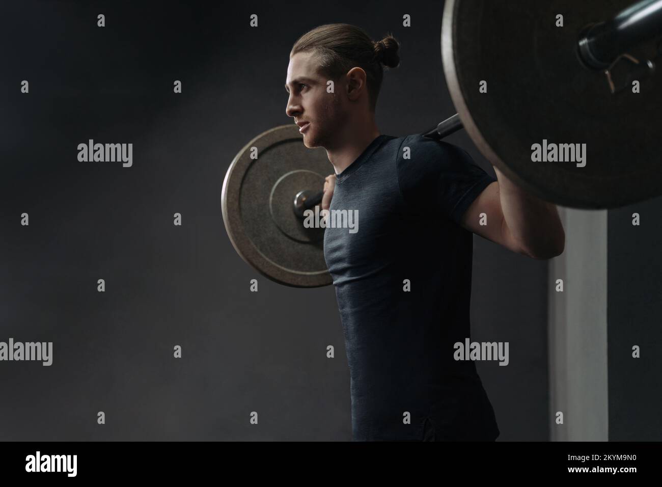 Portrait d'un athlète caucasien travaillant avec le barbel au crossfit Gym. Formation sur les circuits fonctionnels avec l'équipement crossfit. Copier l'espace Banque D'Images