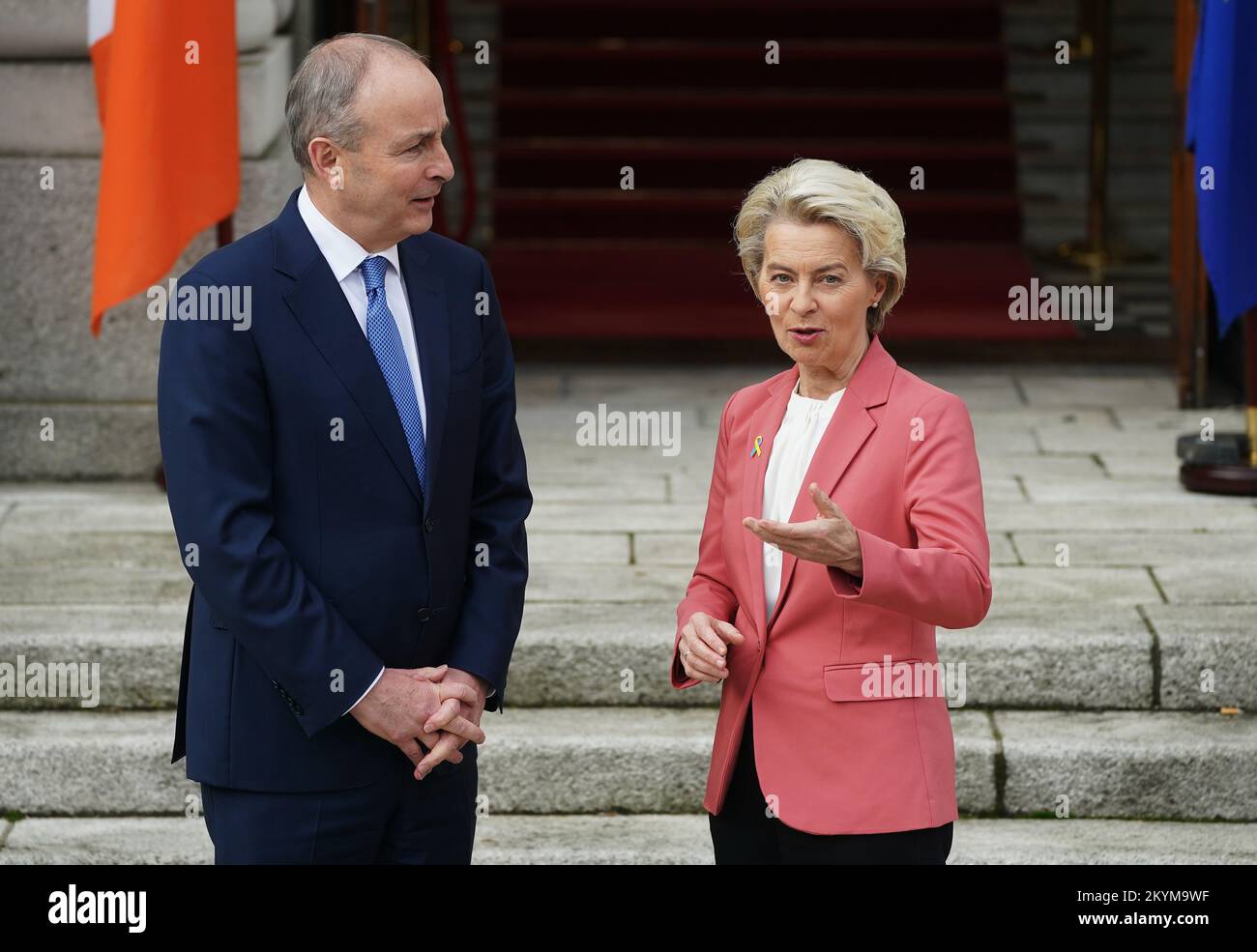 Taoiseach Micheal Martin avec la présidente de la Commission européenne Ursula von der Leyen à son arrivée dans les bâtiments gouvernementaux de Dublin. Date de la photo: Jeudi 1 décembre 2022. Banque D'Images