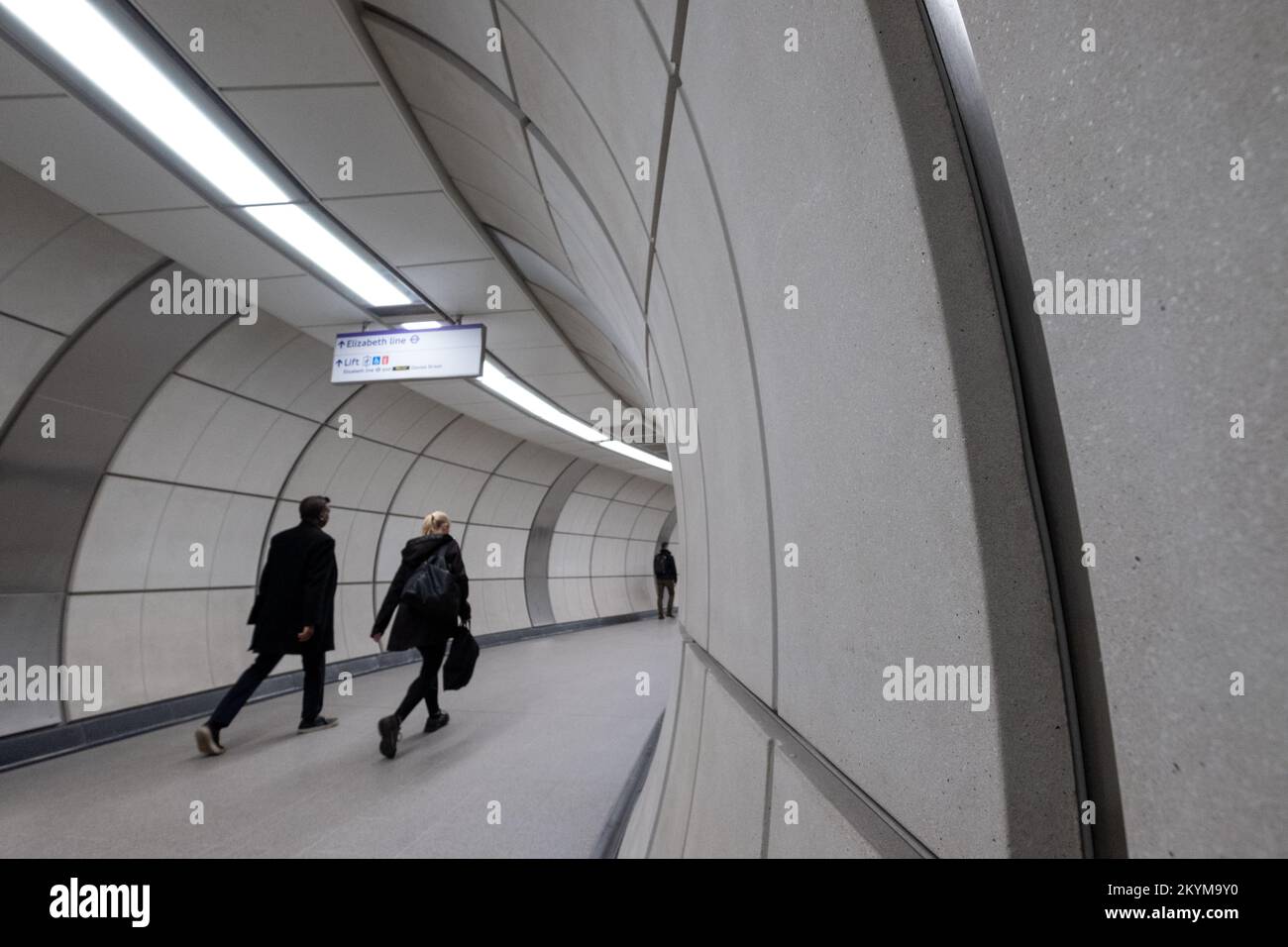 La nouvelle station de métro Elizabeth Line London, à Bond Street, présente un intérieur moderne. Banque D'Images