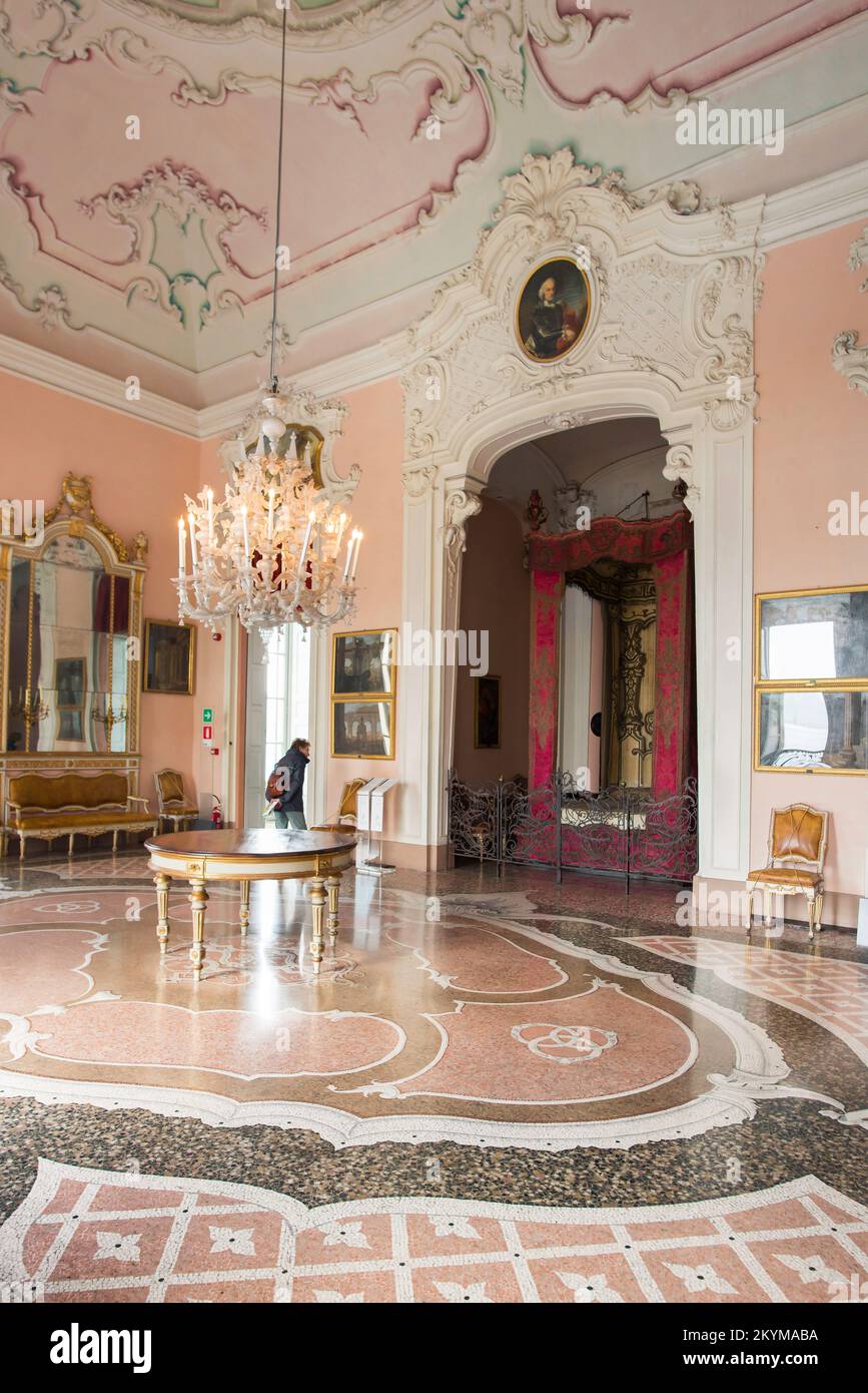 Palazzo Borromeo, vue sur la célèbre salle Napoléon contenant le lit dans lequel il a dormi lors de sa visite au Palazzo Borromeo en 1797, Piémont, Italie Banque D'Images