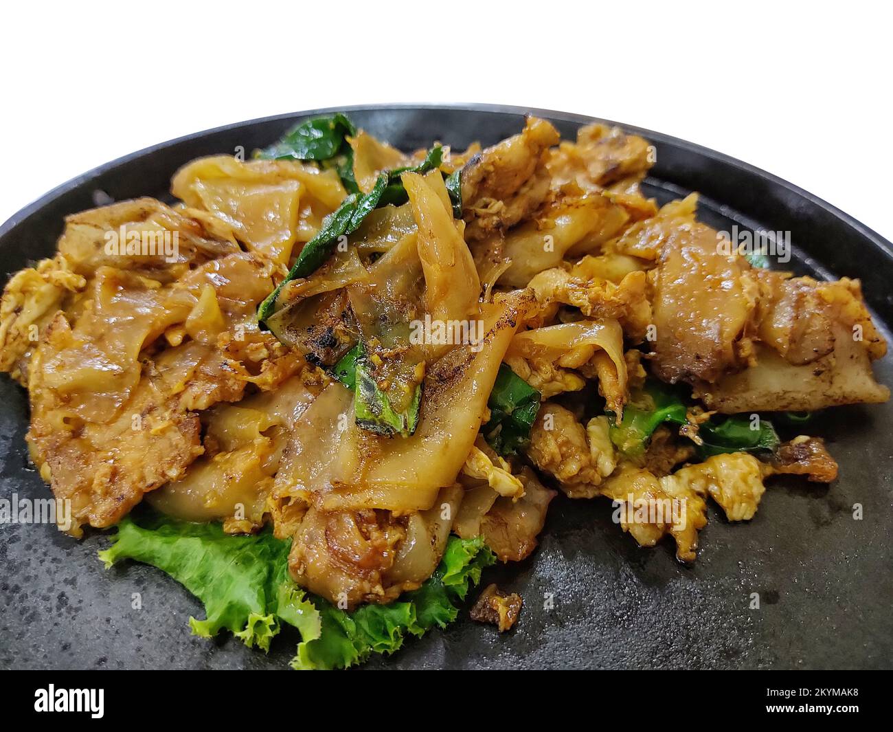 Nouilles de riz sautées isolées avec sauce soja et porc - cuisine chinoise en Thaïlande Banque D'Images