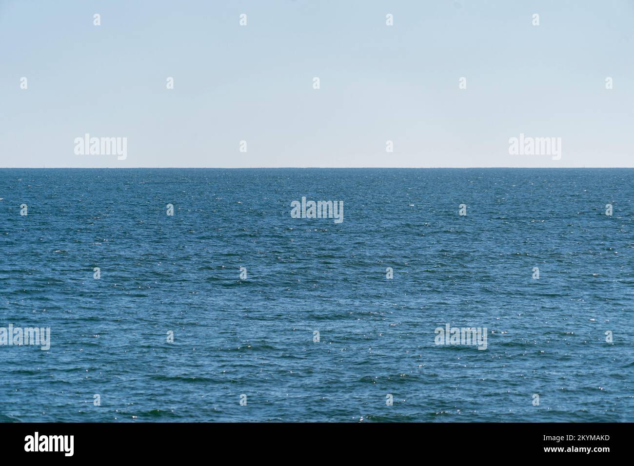 Vagues bleues de l'océan et horizon de la surface de l'eau de mer avec ciel bleu Banque D'Images