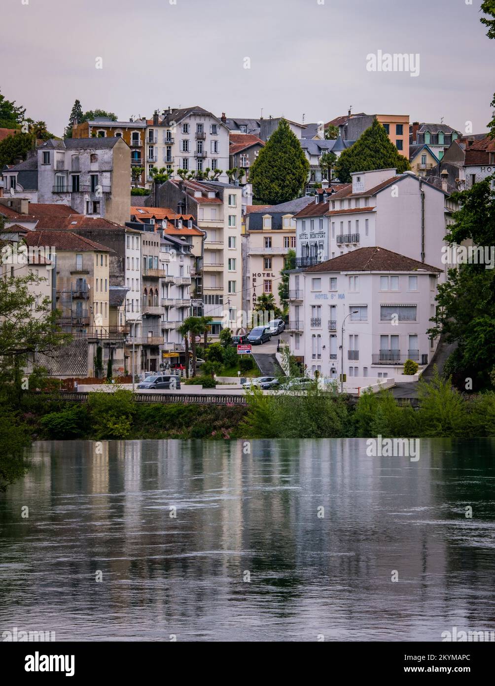 Berges du Gave de Pau dans la ville de pèlerinage de Lourdes dans les Pyrénées françaises Banque D'Images