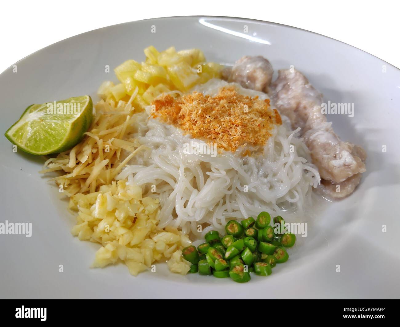 Des nouilles de riz thaï au lait de coco appelé Kanom cheen ont vu Nam en thaï Banque D'Images