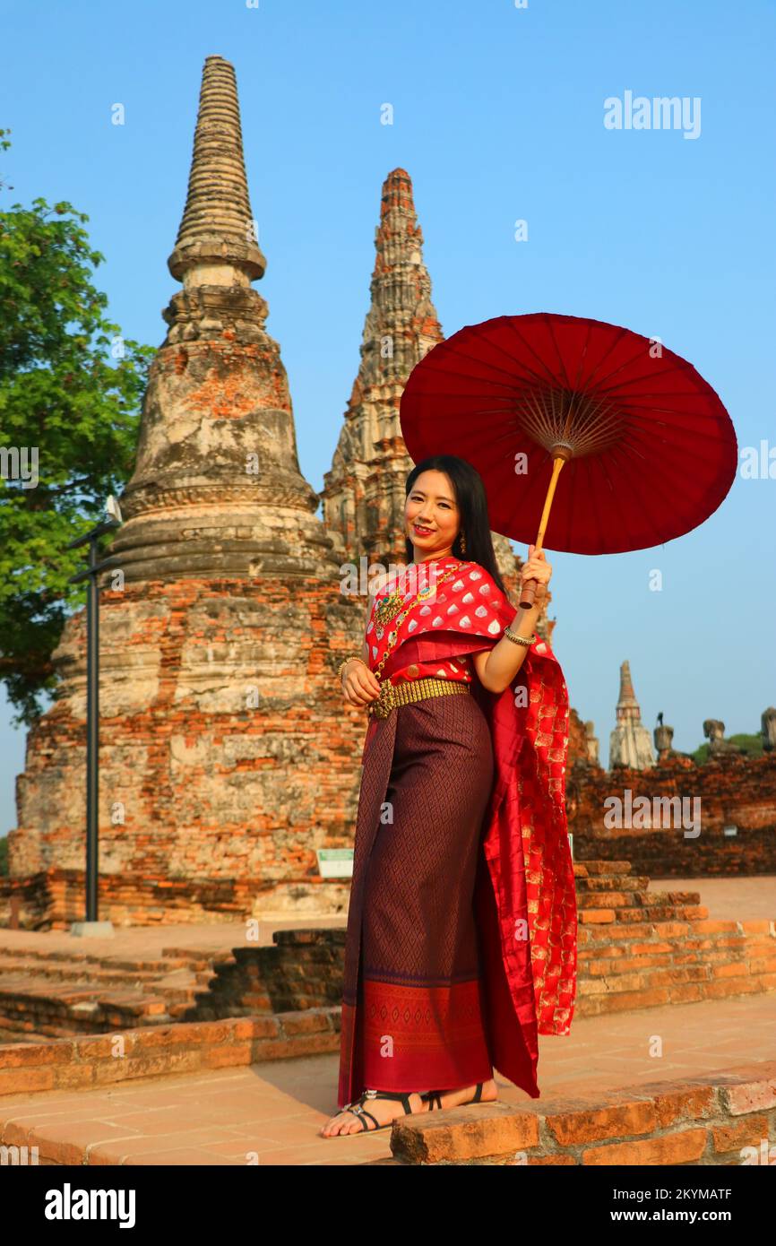 Robe de fille thaïlandaise costume thaïlandais dans l'ancien temple, Ayutthaya Banque D'Images