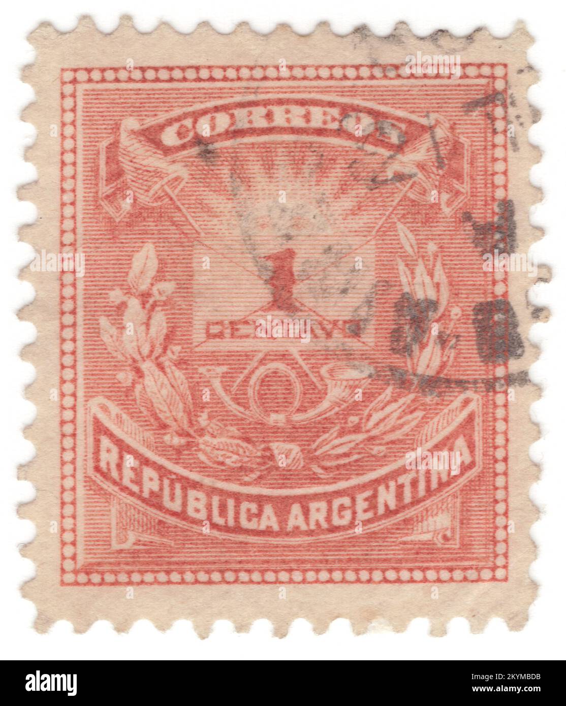ARGENTINE - 1882: Timbre-poste rouge 1 centavo représentant la composition allégorique avec le visage de Sunrise, les calottes de Jacobean, l'enveloppe postale, les cornes postales et les branches de Laurier. L'Argentine, officiellement la République Argentine, est un pays de la moitié sud de l'Amérique du Sud. Elle partage la majeure partie du cône Sud avec le Chili à l'ouest, et est également bordée par la Bolivie et le Paraguay au nord, le Brésil au nord-est, l'Uruguay et l'océan Atlantique Sud à l'est, et le passage Drake au sud Banque D'Images