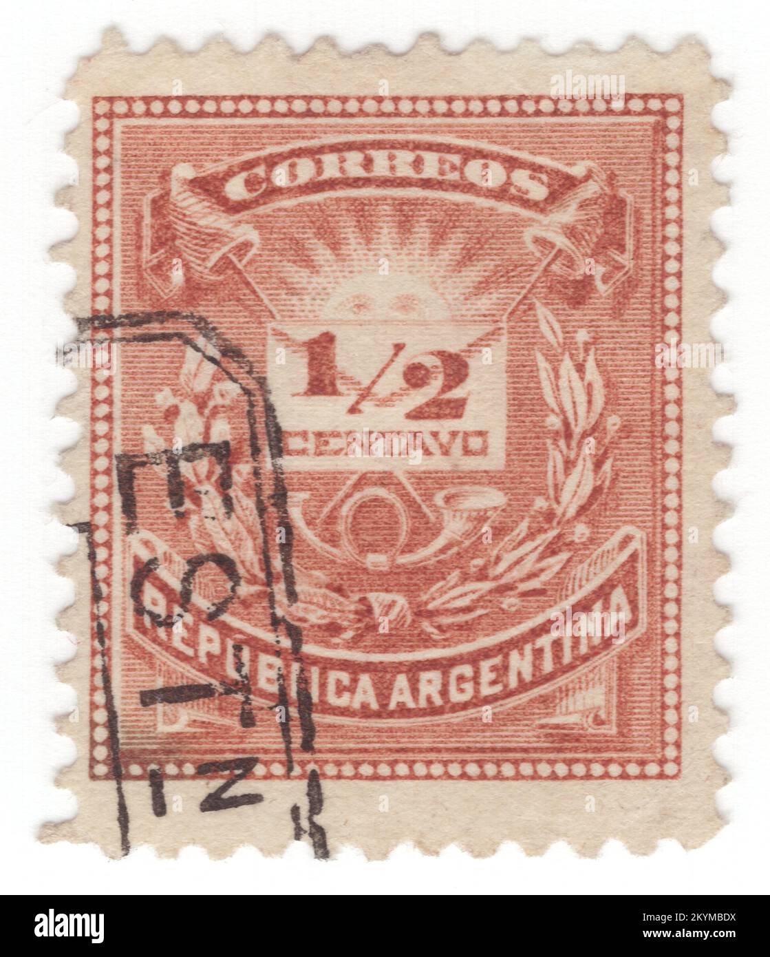 ARGENTINE - 1884: ½ catenvos timbre-poste vert représentant la composition allégorique avec le visage de Sunrise, les calottes de Jacobean, l'enveloppe postale, les cornes postales et les branches de Laurier. L'Argentine, officiellement la République Argentine, est un pays de la moitié sud de l'Amérique du Sud. Elle partage la majeure partie du cône Sud avec le Chili à l'ouest, et est également bordée par la Bolivie et le Paraguay au nord, le Brésil au nord-est, l'Uruguay et l'océan Atlantique Sud à l'est, et le passage Drake au sud. L'Argentine est un État fédéral Banque D'Images