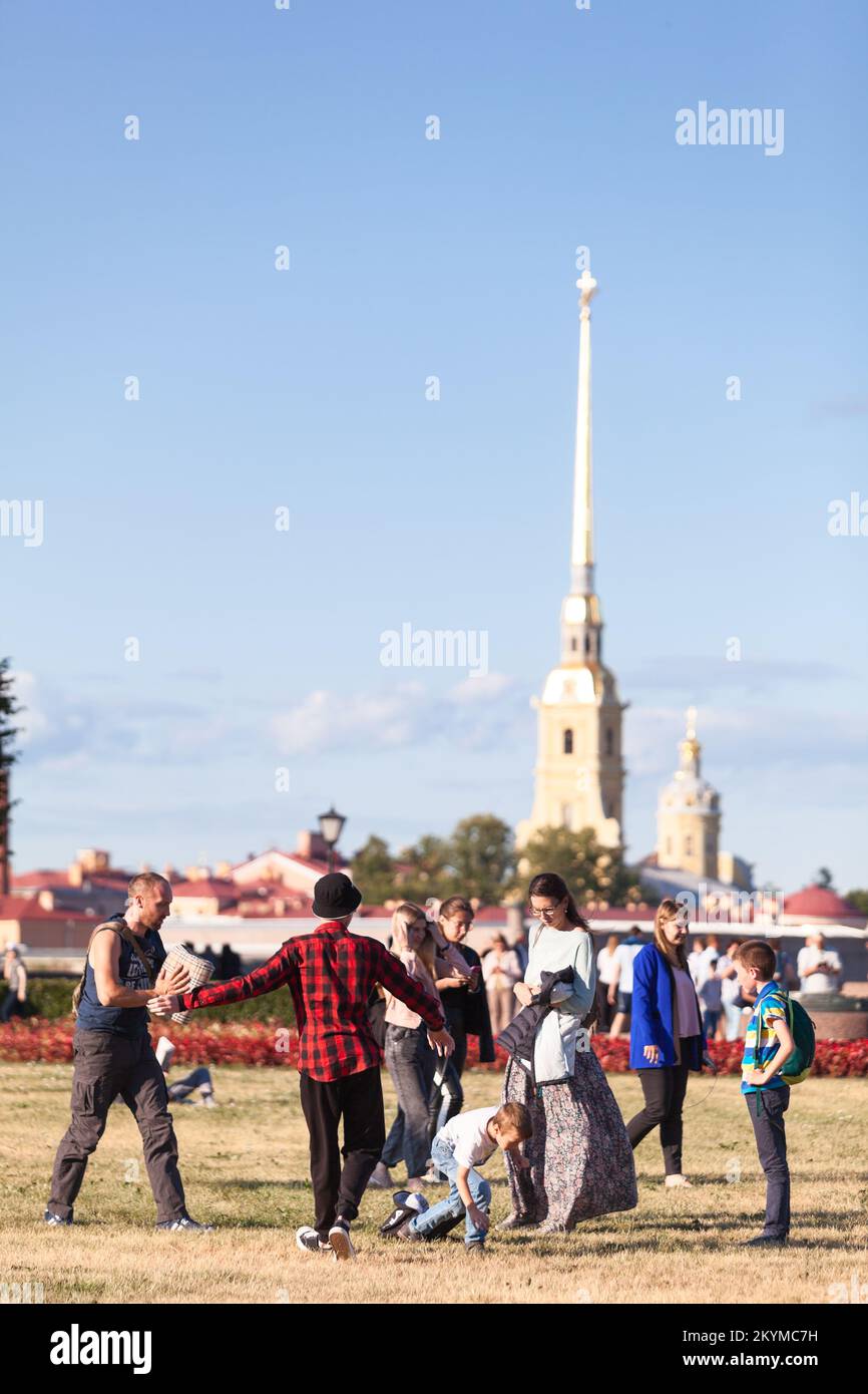 Saint-Pétersbourg, Russie-vers août 2022: Les gens marchent sur la broche de l'île de Vasilyevsky avec la toile de fond de la forteresse Pierre et Paul. De l'été à Banque D'Images