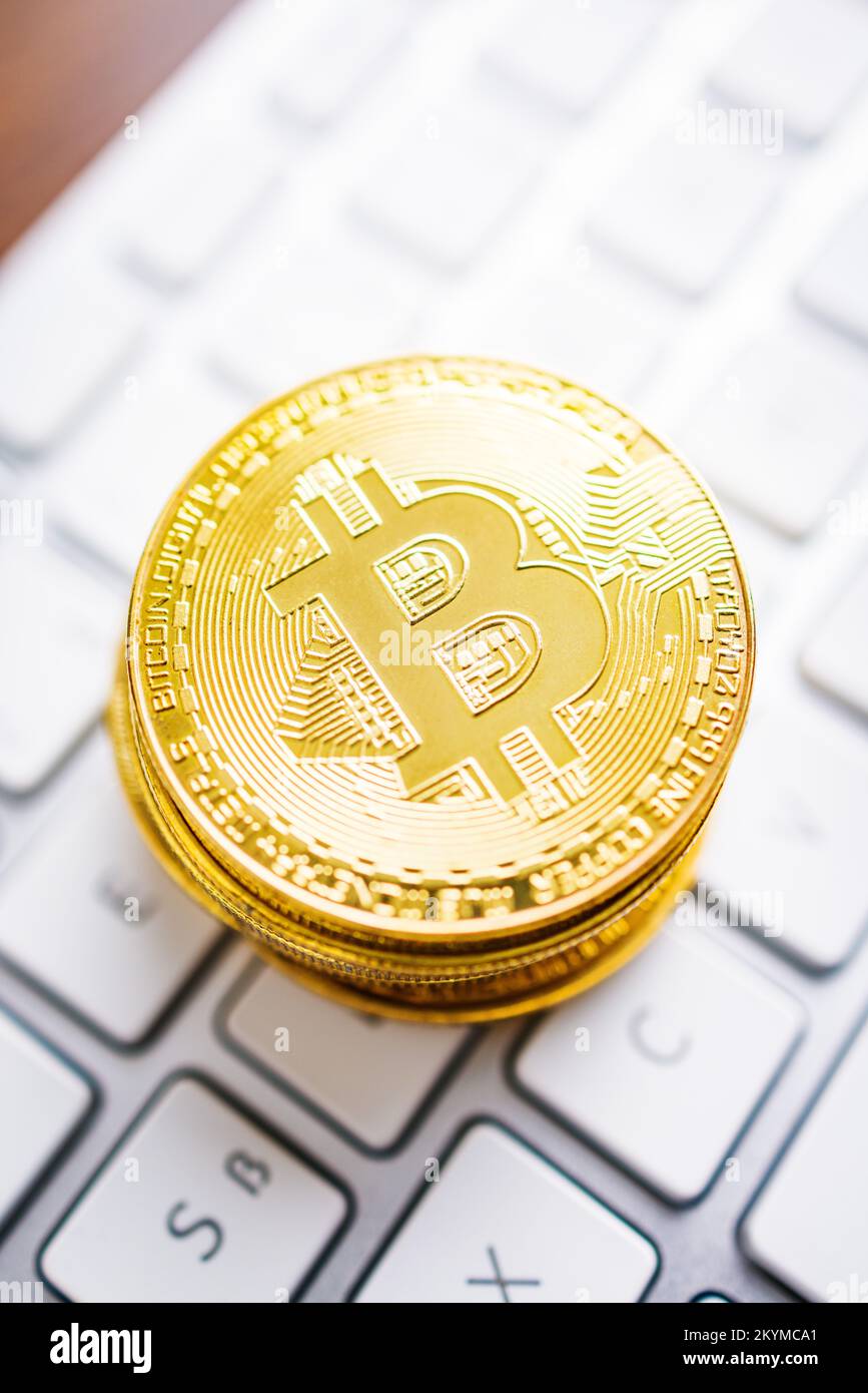 Crypto-monnaie. Argent virtuel Bitcoin. Pièces de monnaie en or sur le clavier de l'ordinateur. Banque D'Images