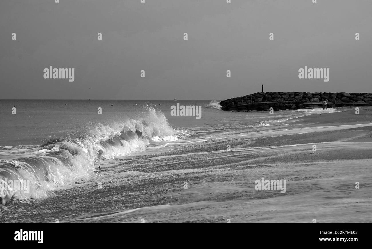 Mer de grandes vagues sur la rive du golfe Persique Banque D'Images