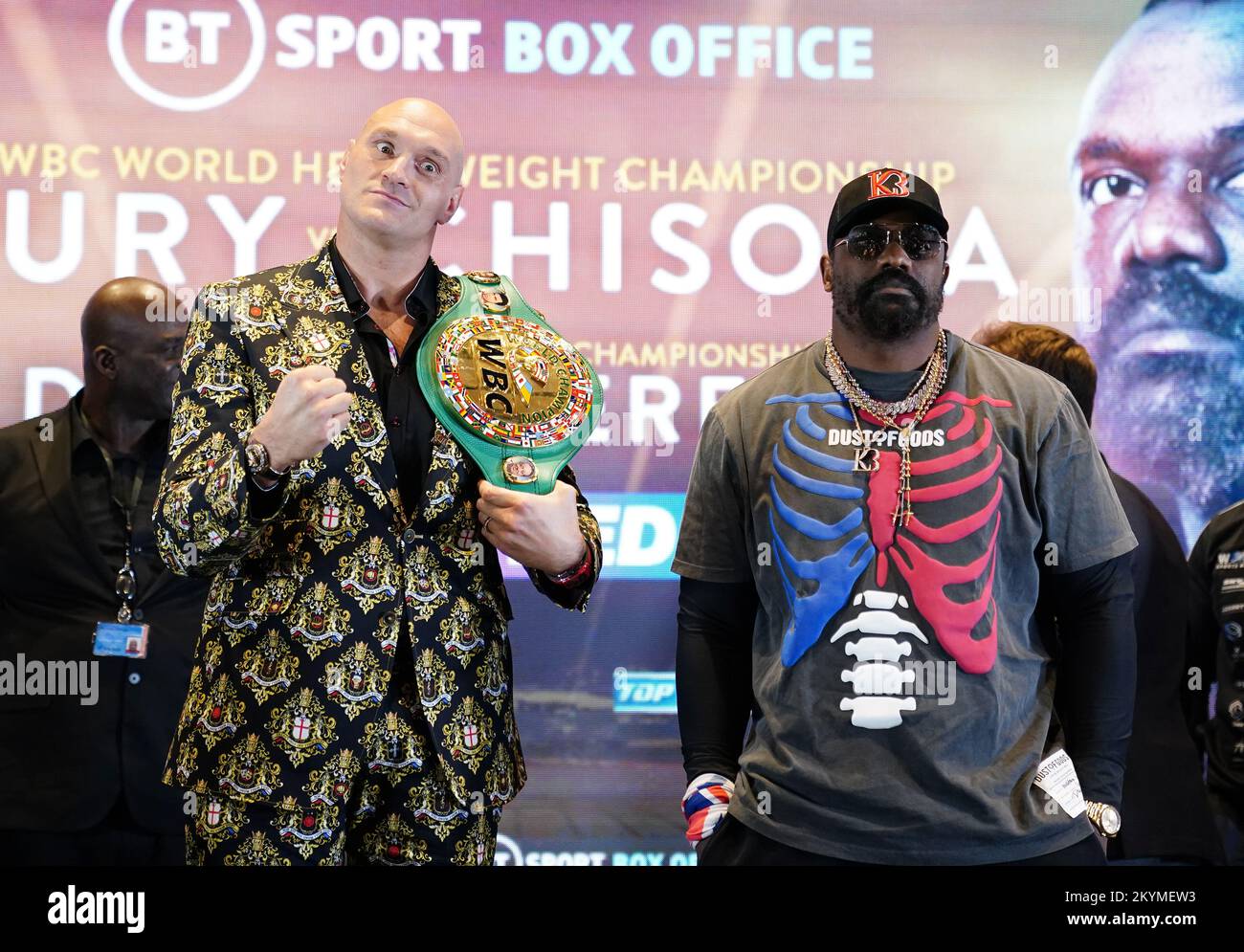 Tyson Fury (à gauche) et Derek Chisora lors d'une conférence de presse au Tottenham Hotspur Stadium, Londres. Date de la photo: Jeudi 1 décembre 2022. Banque D'Images