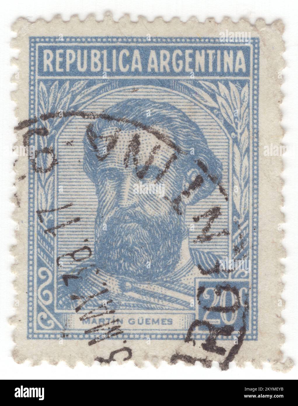 ARGENTINE - 1935: 20 catenvos léger timbre-poste d'outremer représentant le portrait de Martin Guemes. Martin Miguel de Guemes était un chef militaire et caudillo populaire qui a défendu le nord-ouest de l'Argentine de l'armée royaliste espagnole pendant la guerre d'indépendance Argentine. Güemes a organisé la résistance contre les royalistes (forces loyales à l'Espagne) en employant des gauchos locaux formés à la guérilla. Il a été nommé gouverneur de la province de Salta et, en novembre de la même année, le général José Rondeau, a été nommé chef de la campagne péruvienne pour remplacer José de San Martín Banque D'Images