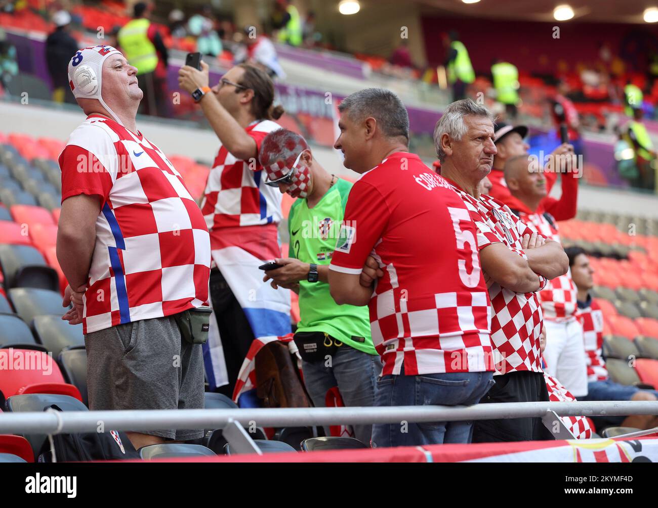 Al Rayyan, Qatar. 01st décembre 2022. Les fans croates arrivent au stade avant le match du groupe F de la coupe du monde de la FIFA, Qatar 2022 entre la Croatie et la Belgique, au stade Ahmad Bin Ali, sur 01 décembre 2022, à Doha, au Qatar. Photo: Igor Kralj/PIXSELL Credit: Pixsell photo & Video Agency/Alay Live News Credit: Pixsell photo & Video Agency/Alay Live News Banque D'Images