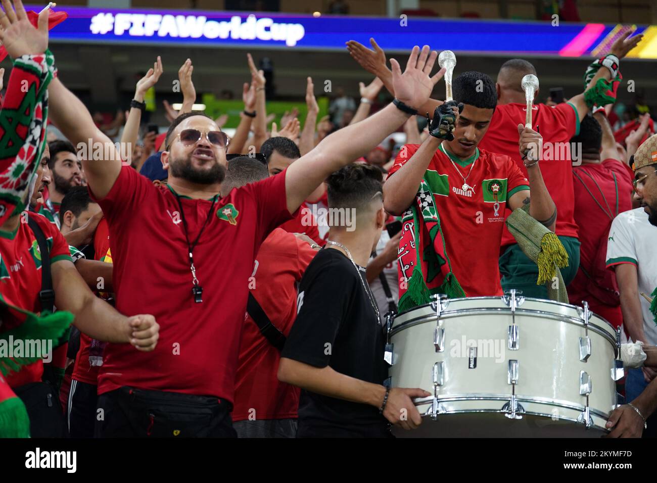Les fans marocains avant le match F de la coupe du monde de la FIFA au stade Al Thumama, Doha, Qatar. Date de la photo: Jeudi 1 décembre 2022. Banque D'Images