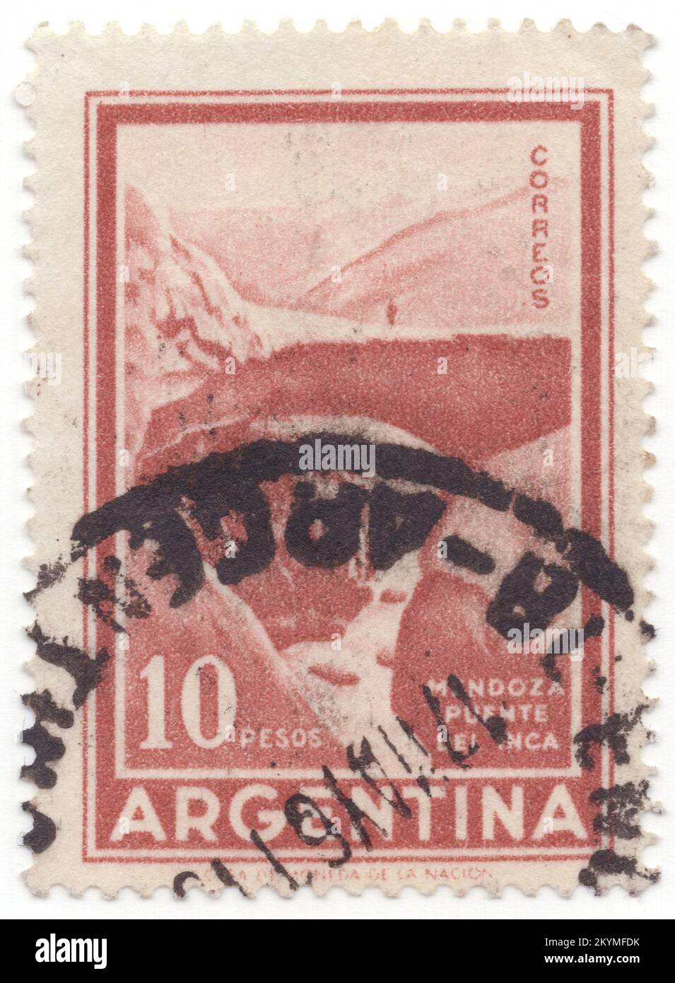 ARGENTINE - 1960: Timbre-poste rouge-marron clair de 10 pesos représentant le pont Inca, Mendoza. Puente del Inca (pont anglais de l'Inca), est une arche naturelle qui forme un pont au-dessus de la rivière Las Cuevas, un affluent de la rivière Mendoza. Il est situé près du petit village de Puente del Inca, dans le département de Las Heras, province de Mendoza, Argentine. Les sources chaudes à proximité sont également appelées Puente del Inca. Alors que Puente del Inca a montré des signes de détérioration, il reste stable sous son poids dans les conditions actuelles Banque D'Images